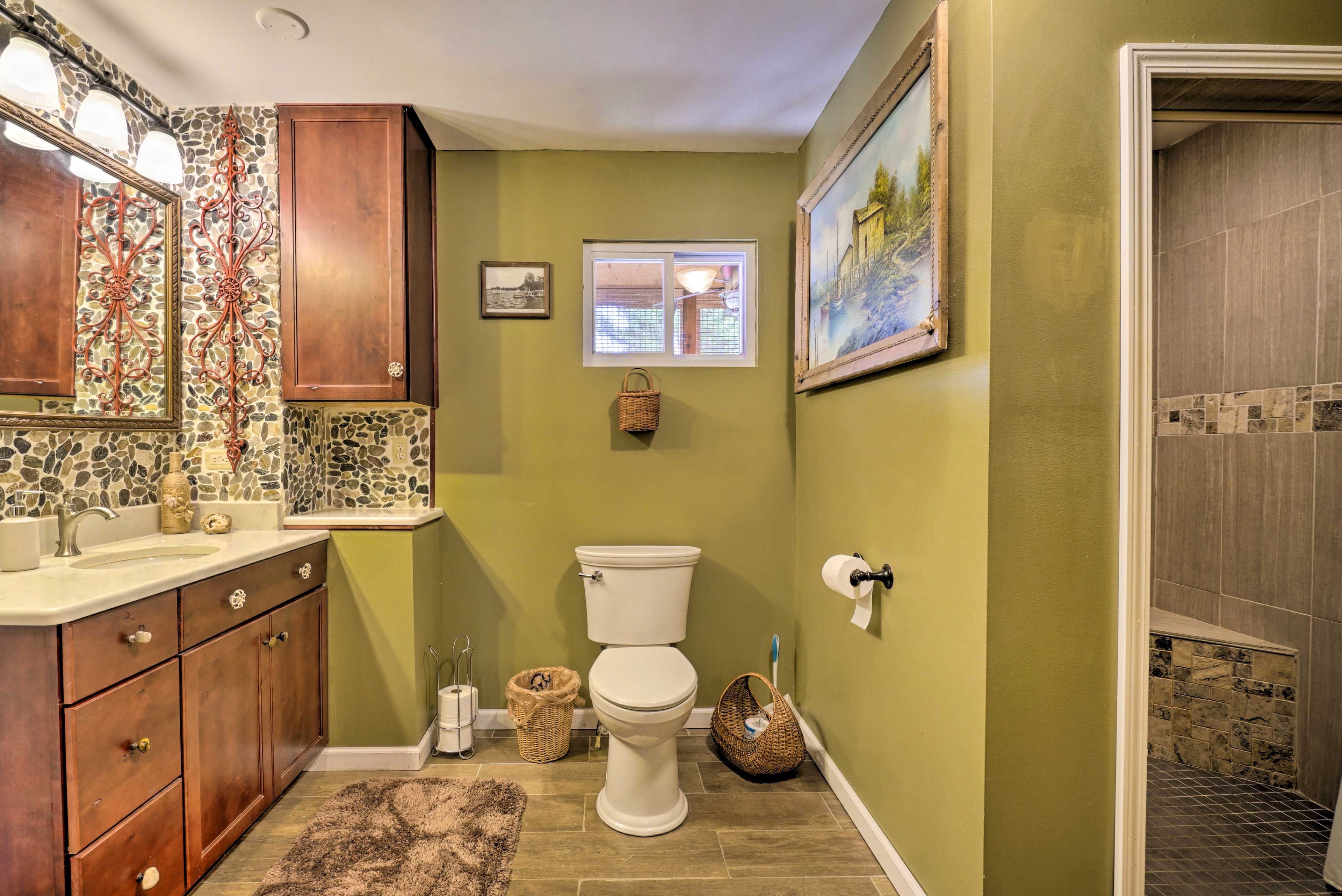 Full Bathroom | 2nd Floor | Complimentary Toiletries