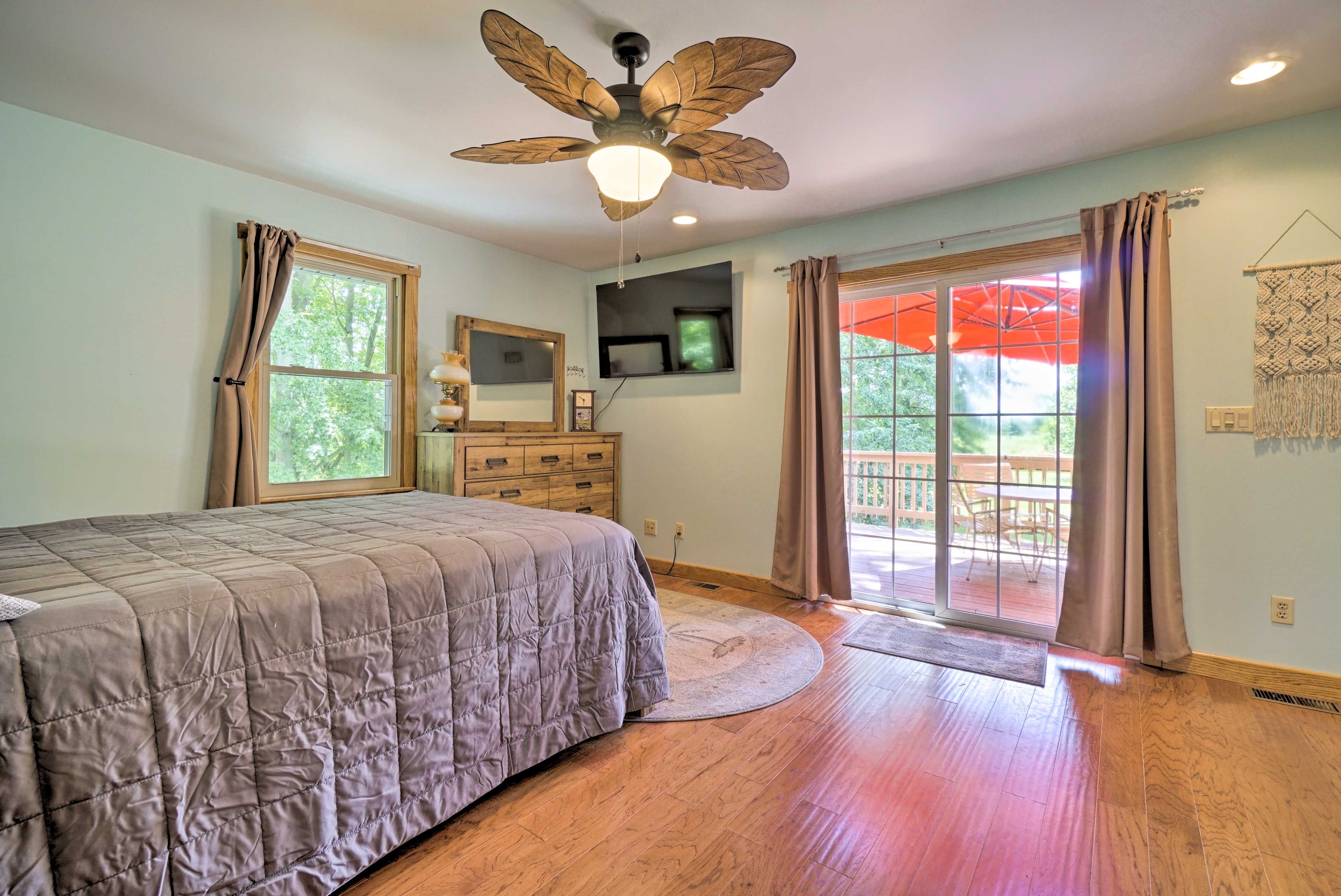 Bedroom 2 | 2nd Floor | King Bed | Smart TV | Deck Access