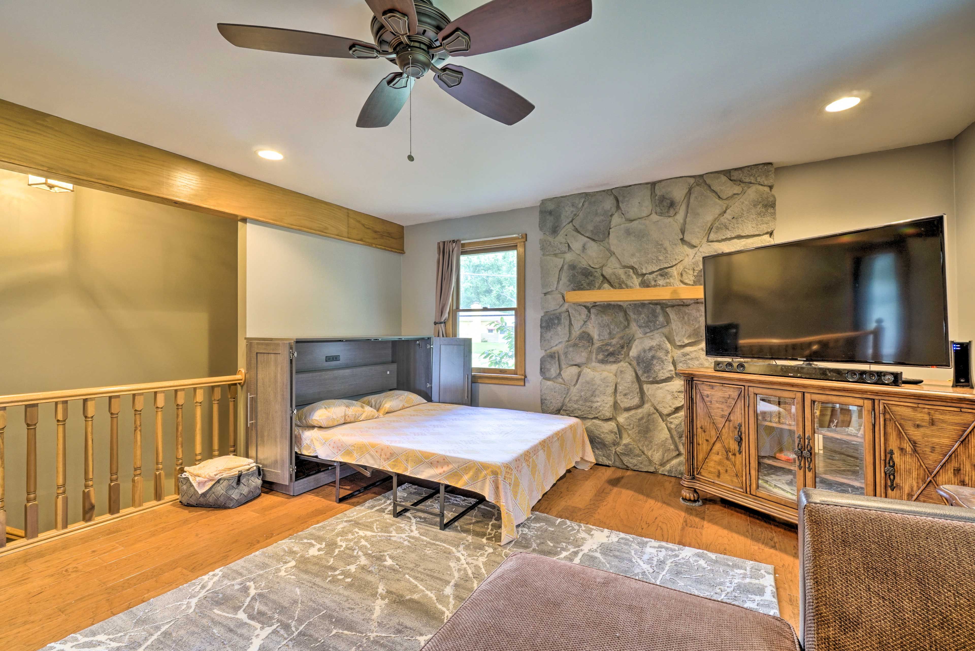 Upstairs Living Room | 2nd Floor | Queen Murphy Bed | Smart TV