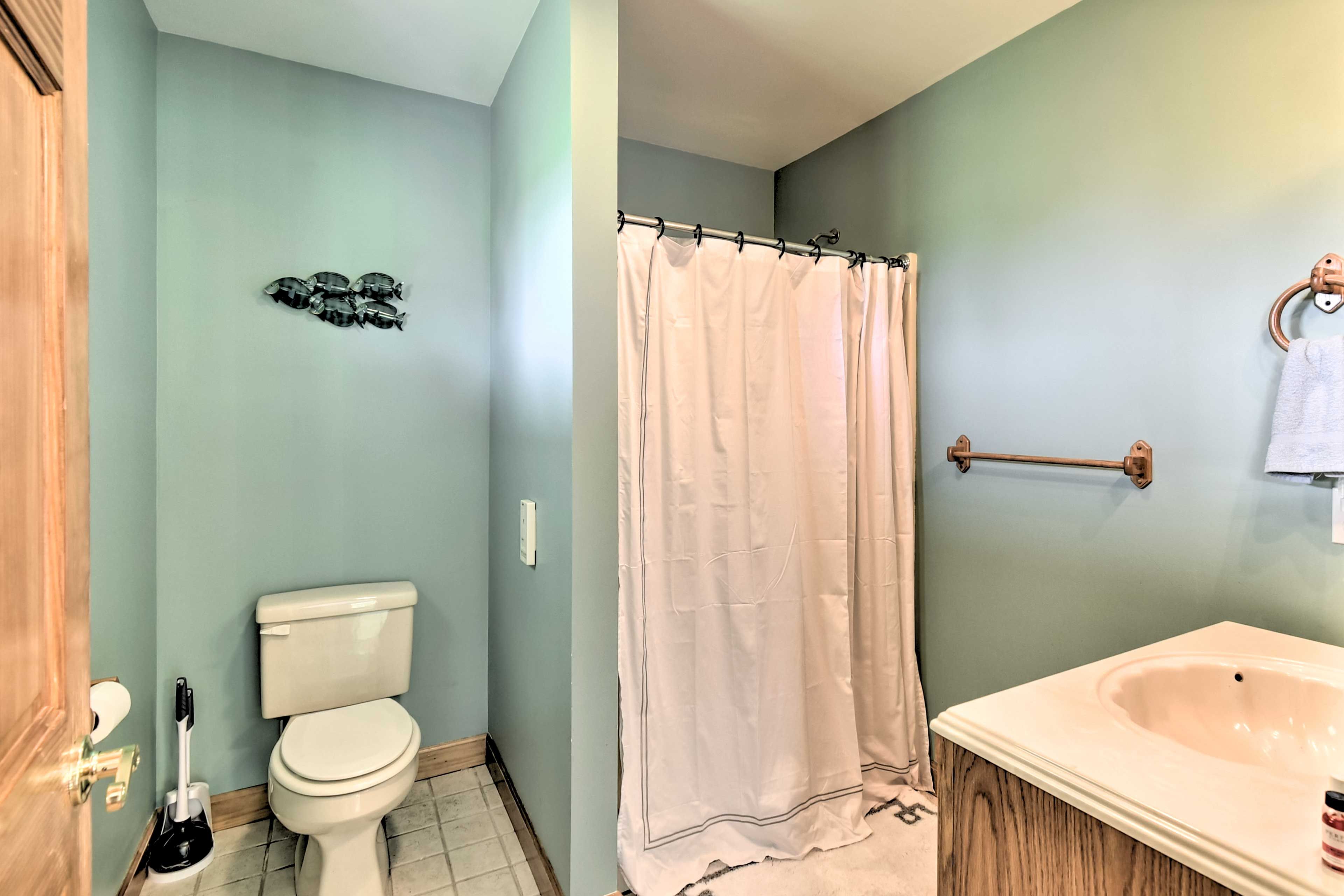En-Suite Bathroom | Complimentary Toiletries | Towels Provided