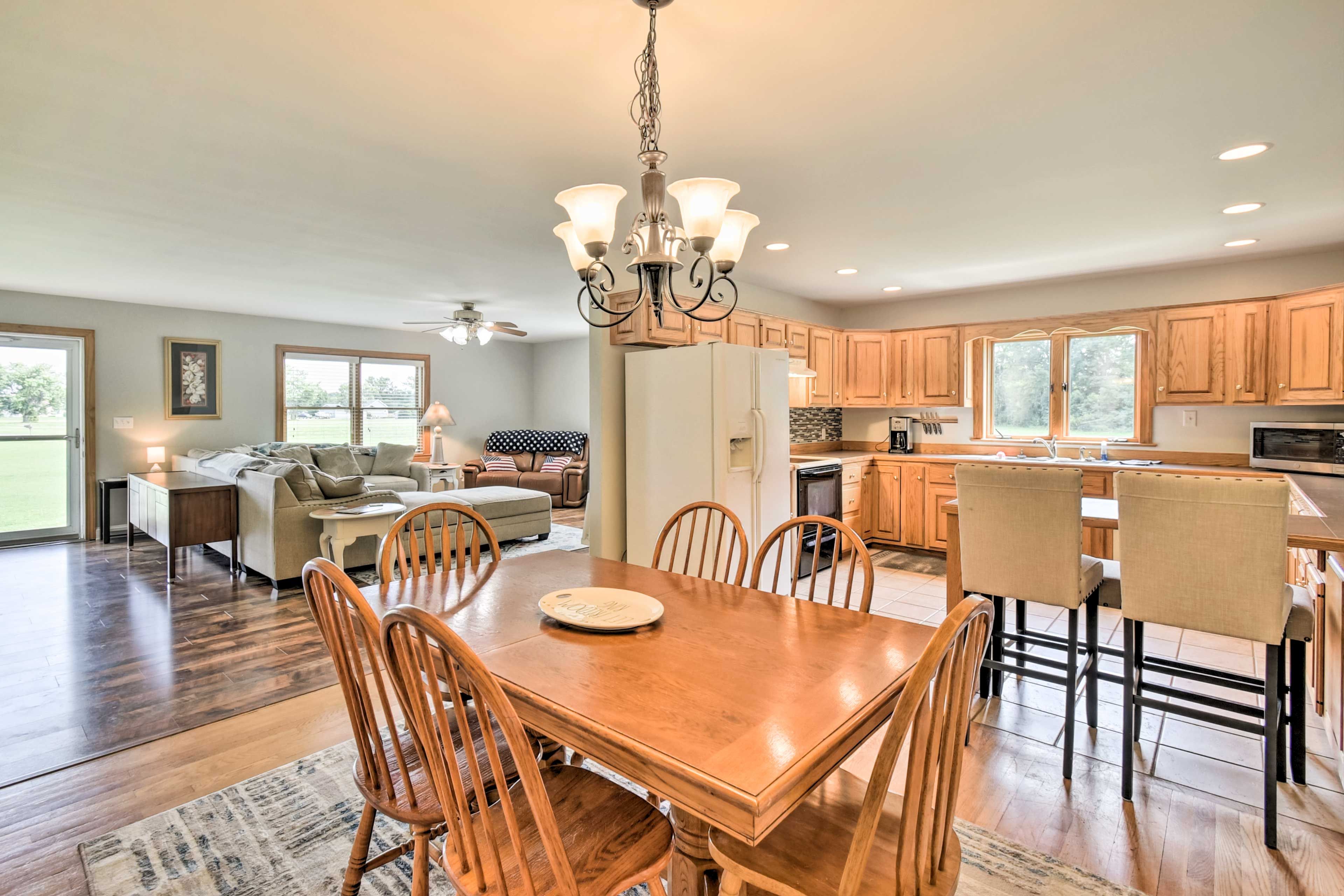 Dining Area | Dishware & Flatware Provided