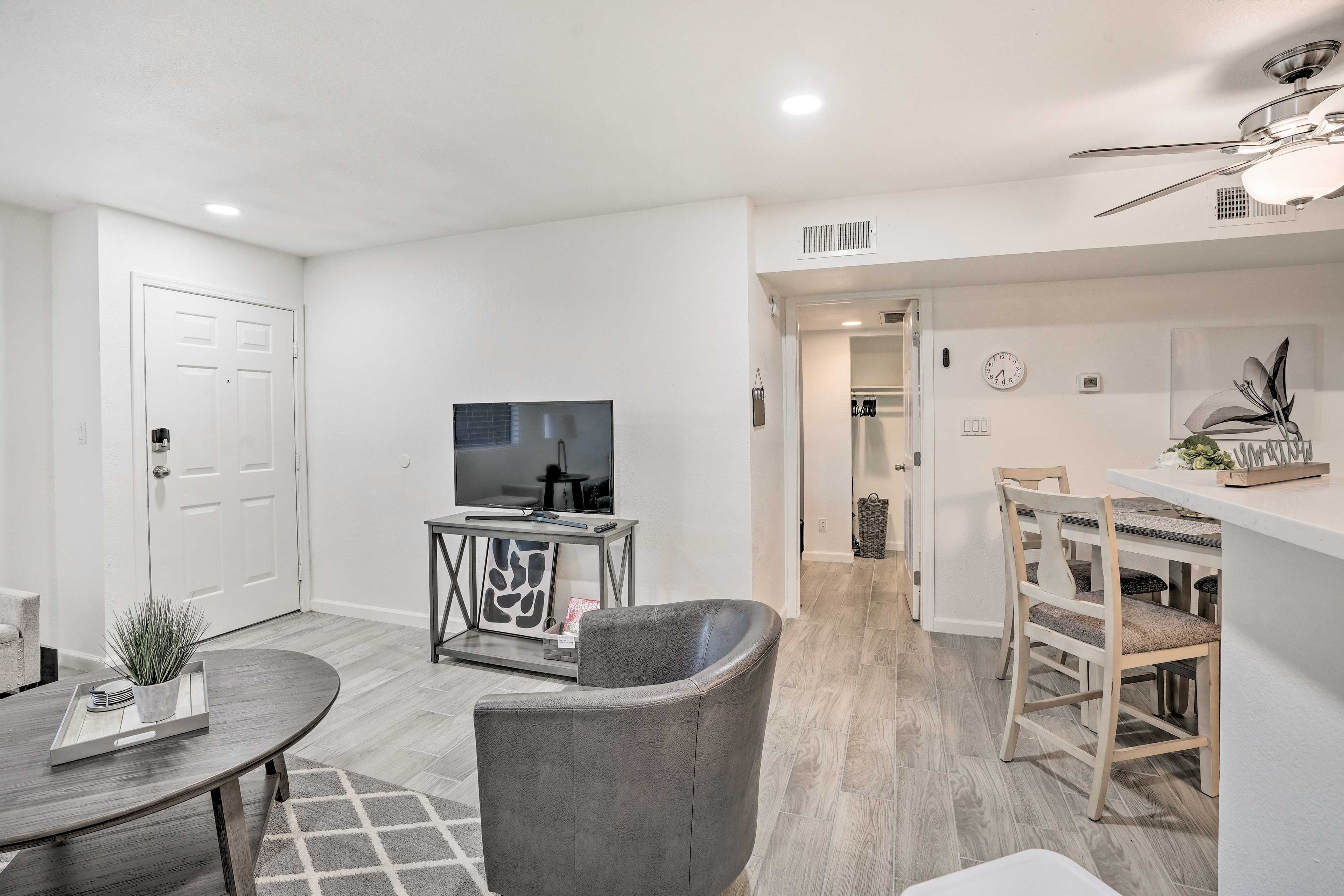 Living Room | Smart TV | Central A/C | Electric Heating