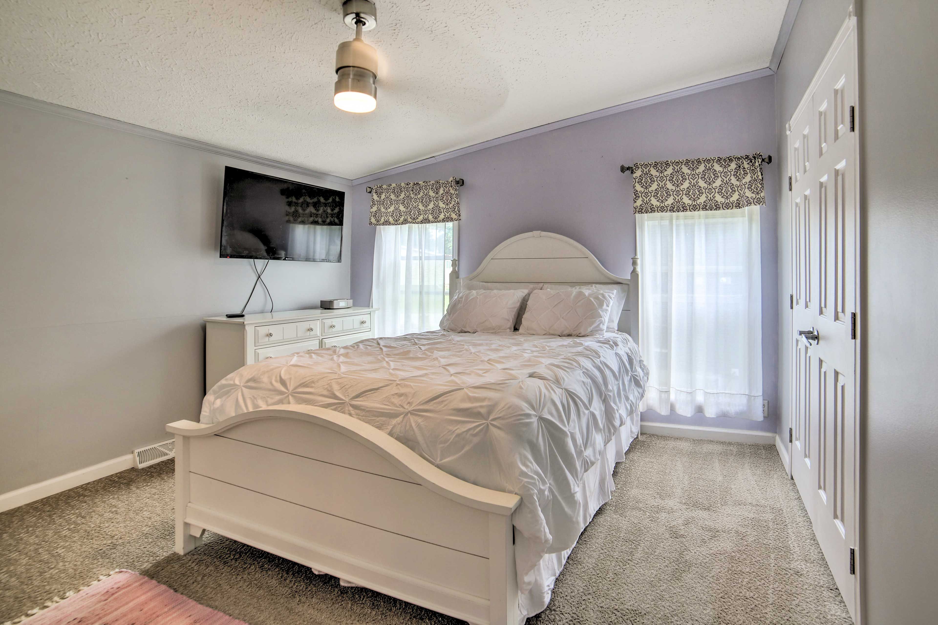 Bedroom 1 | Queen Bed | En-Suite Bathroom