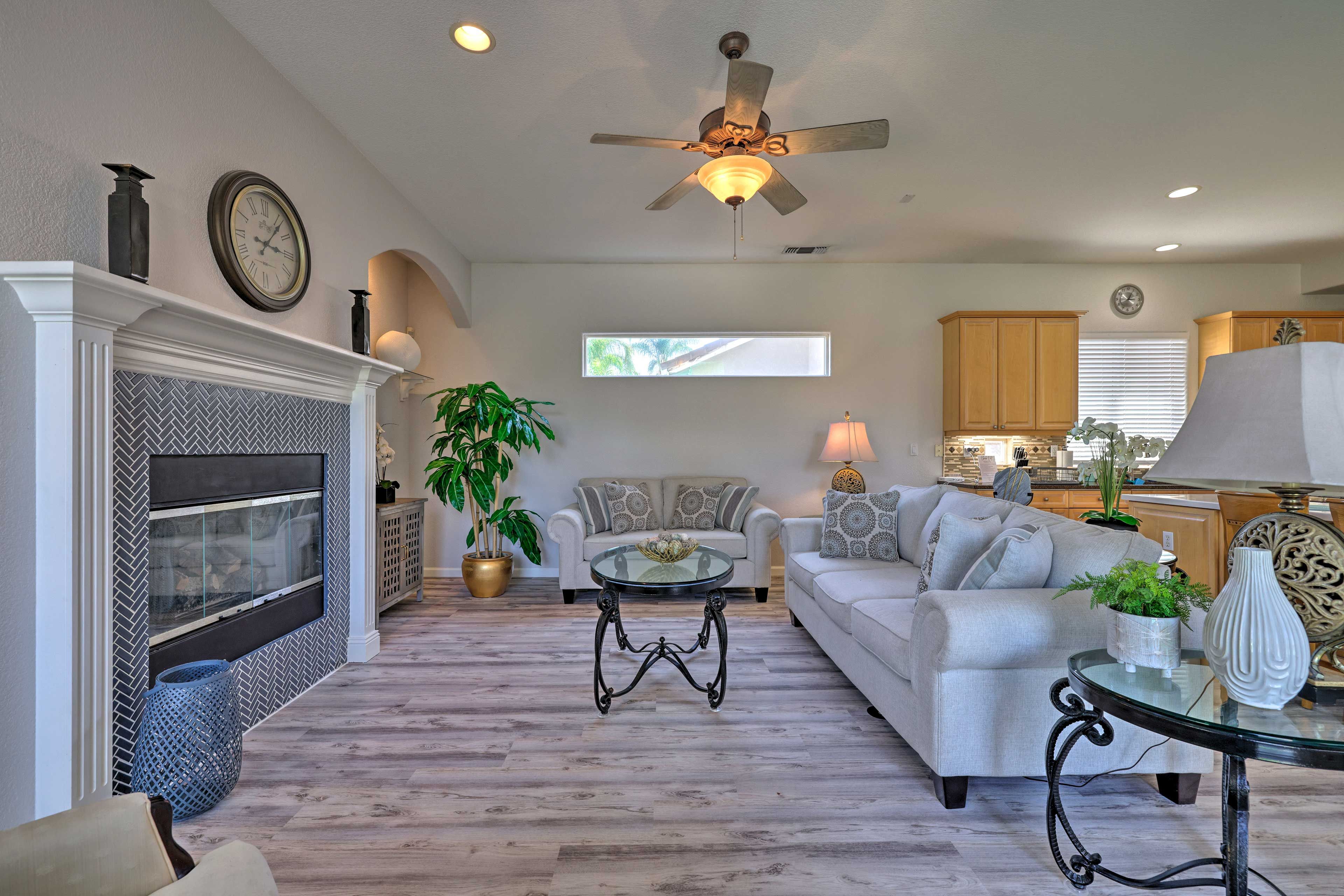 Living Room | Free WiFi | Gas Fireplace | Central A/C