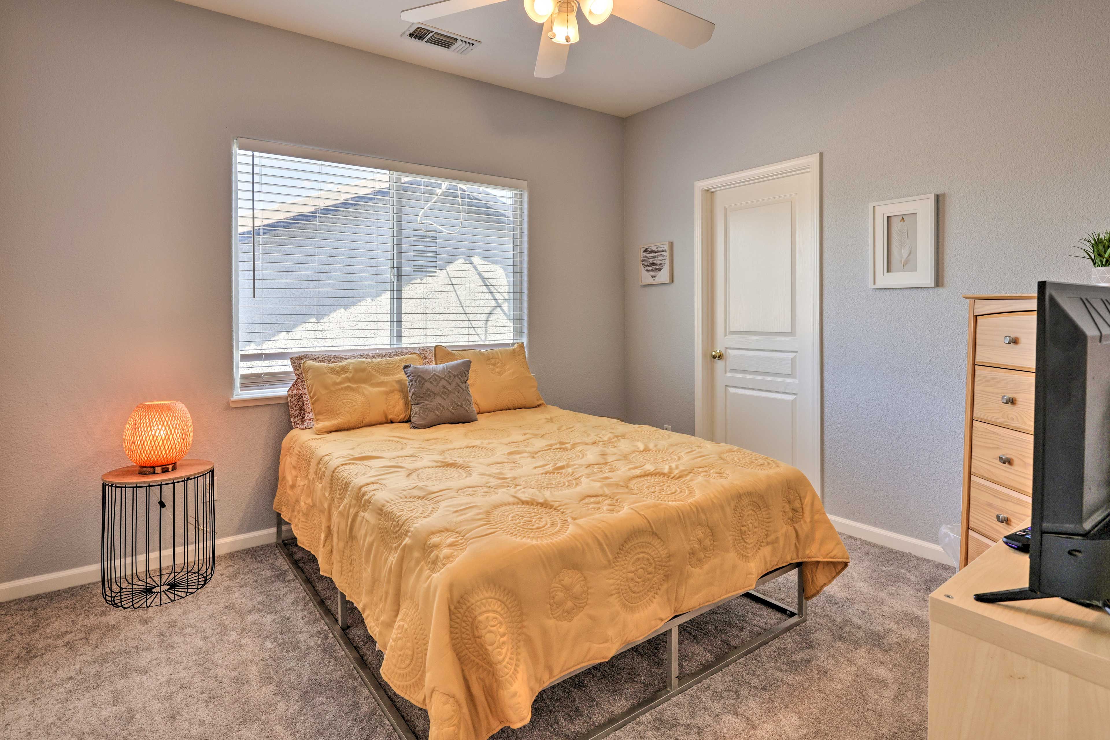 Bedroom 3 | Queen Bed