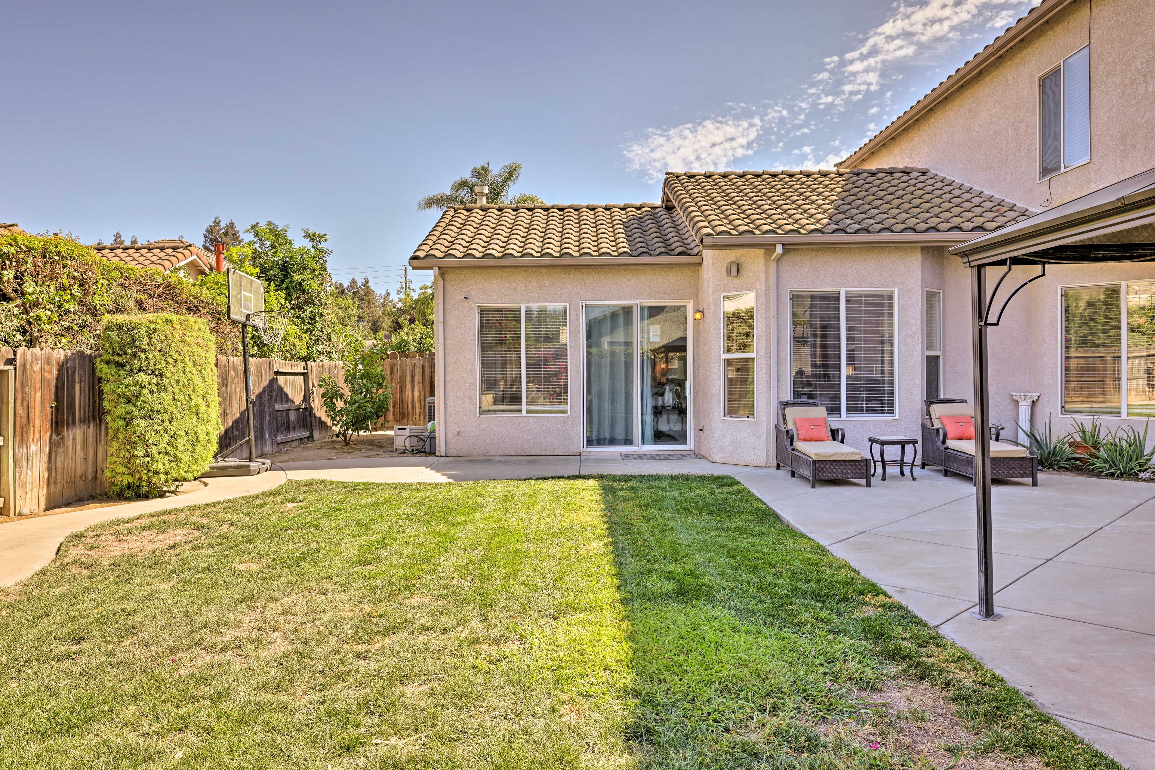 Fenced-In Backyard | Gas Grill | Basketball Hoop | Outdoor Dining Area