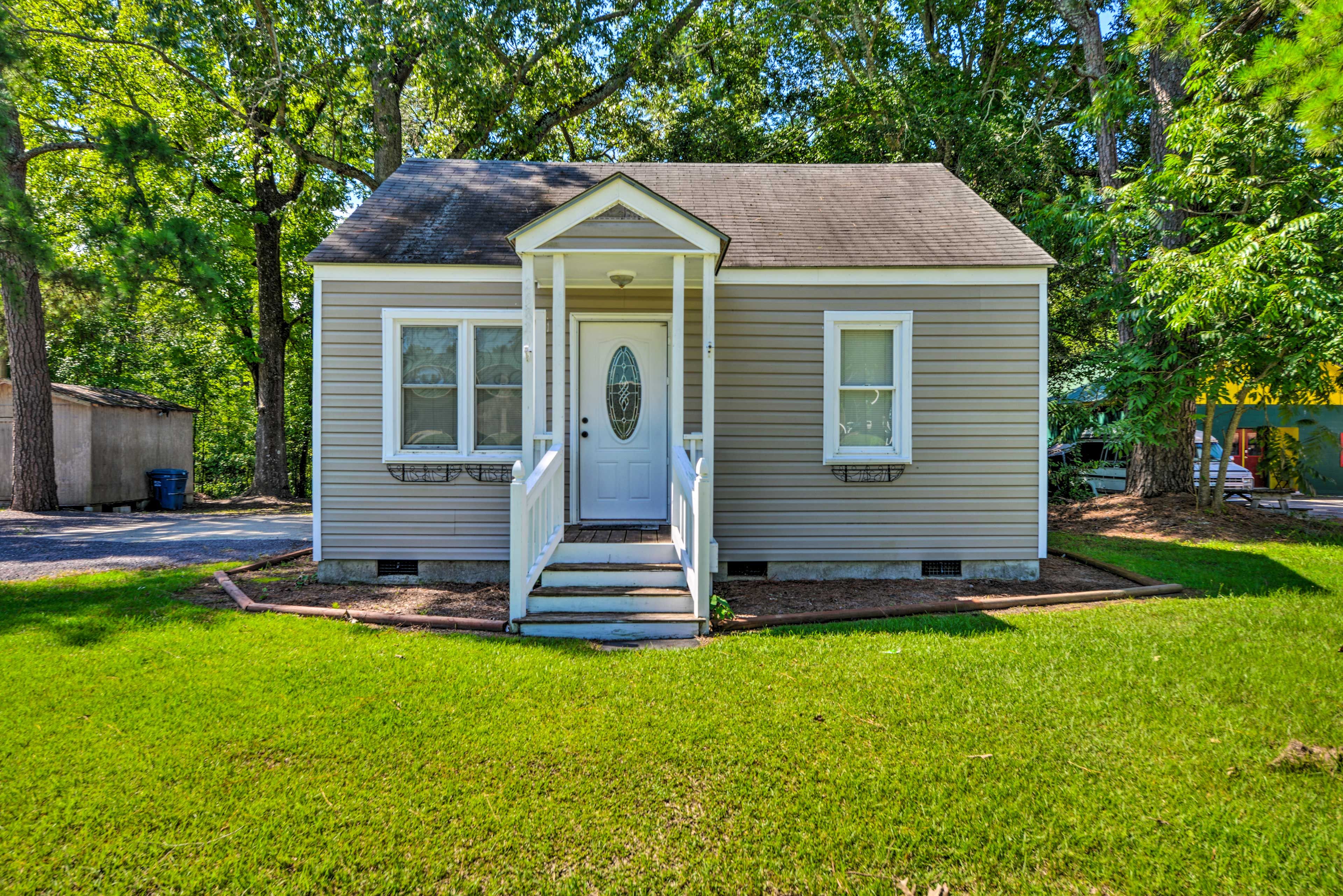 Pantego Vacation Rental | 2BR | 1BA | 688 Sq Ft | 4 Stairs Required