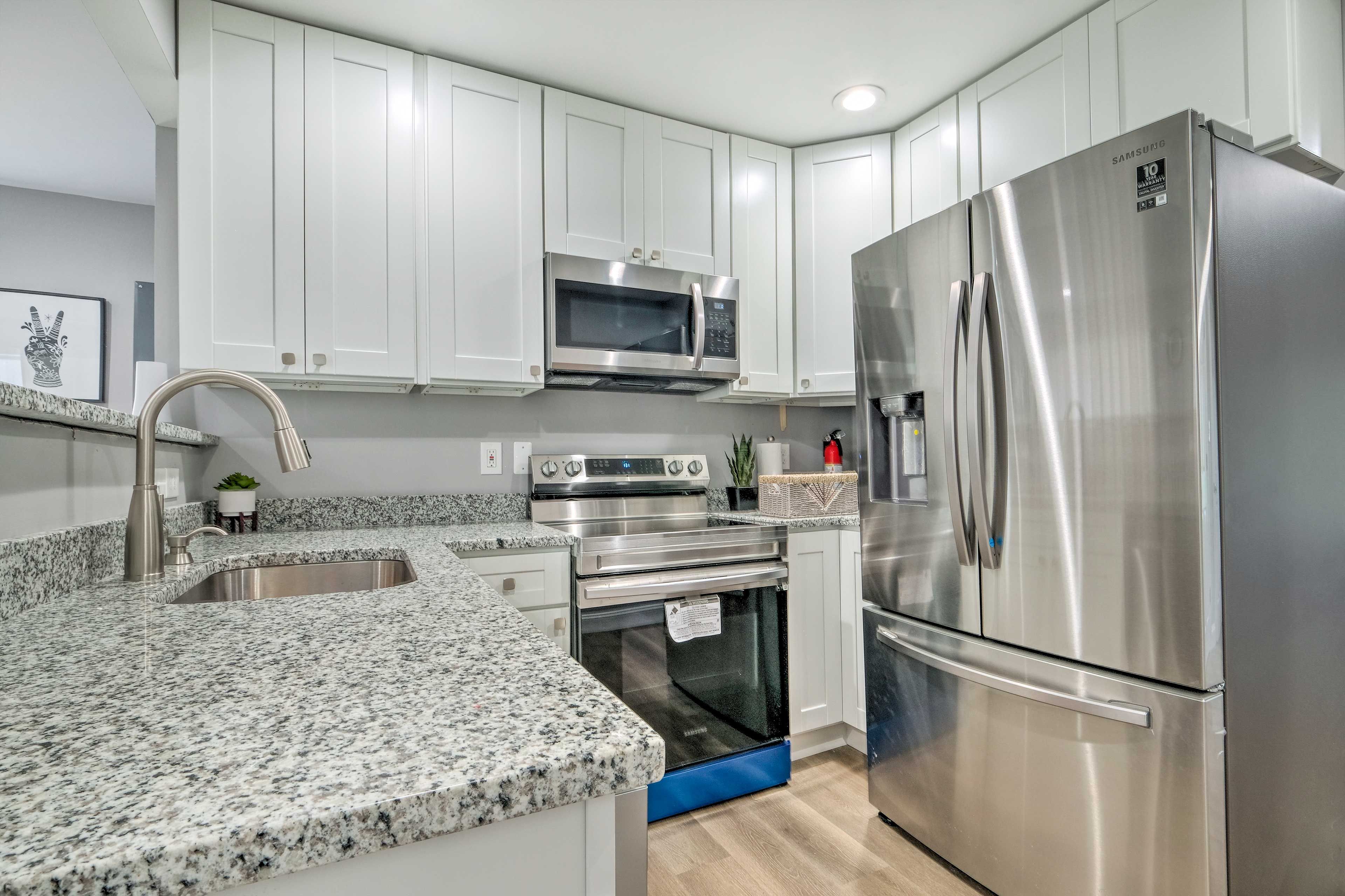 Kitchen | Main Floor | Complimentary Spices | Blender | Organic Coffee & Snacks