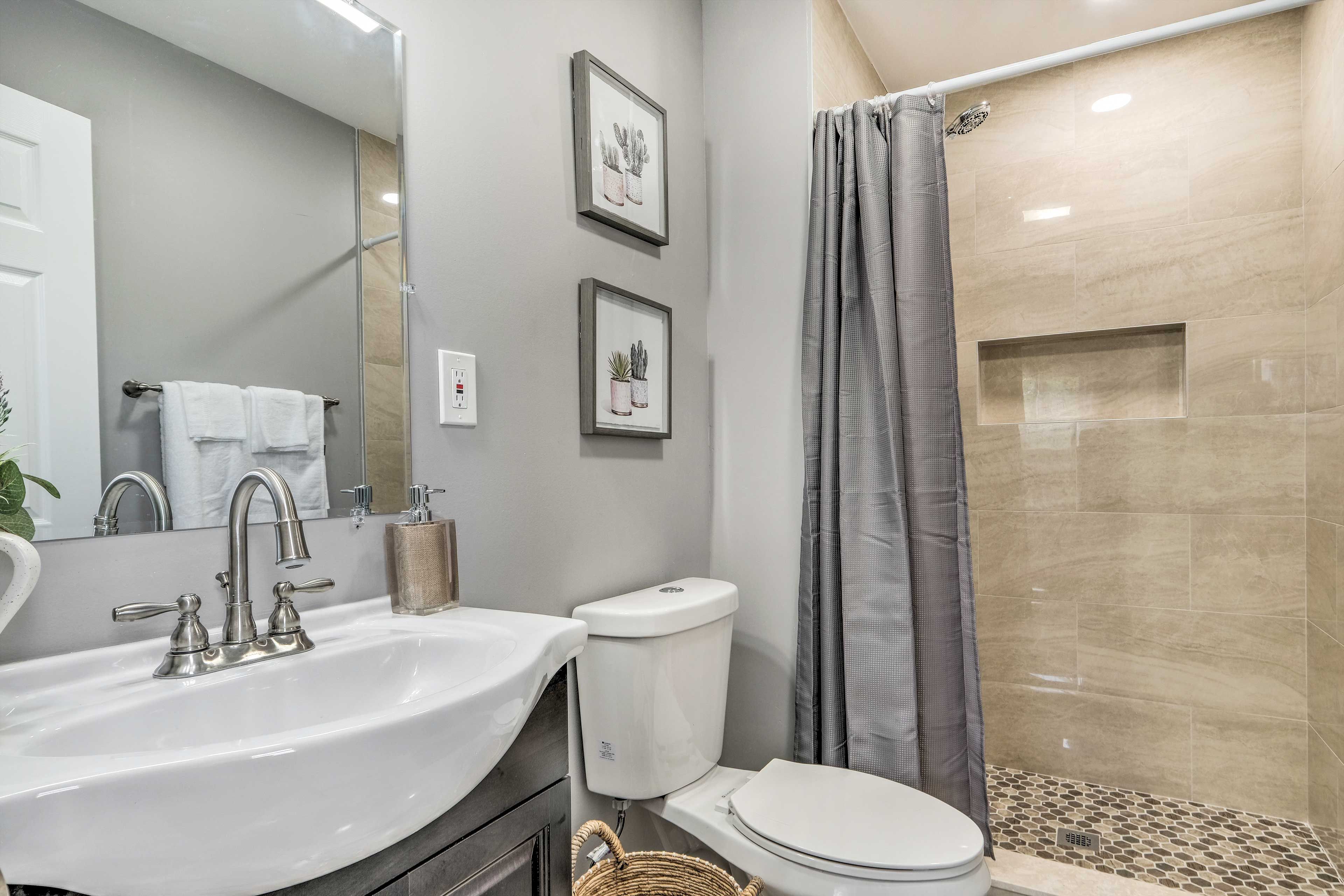 Full Bathroom | Complimentary Toiletries