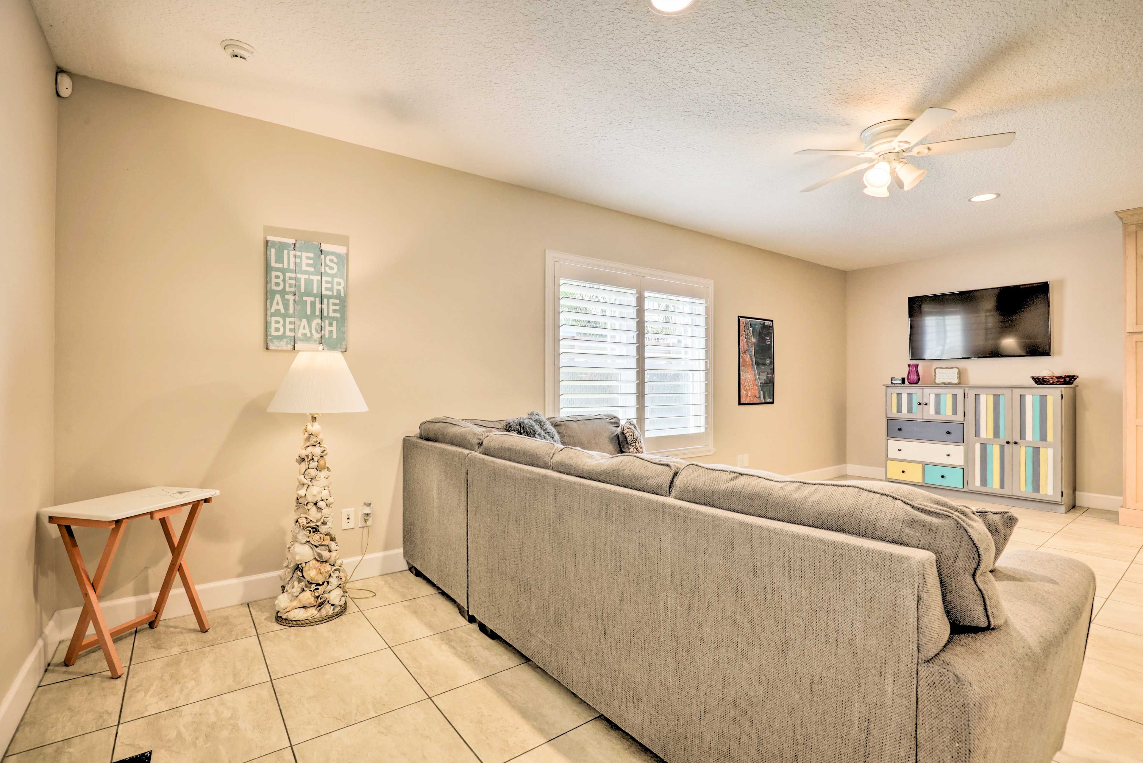 Living Room | Smart TV w/ Roku