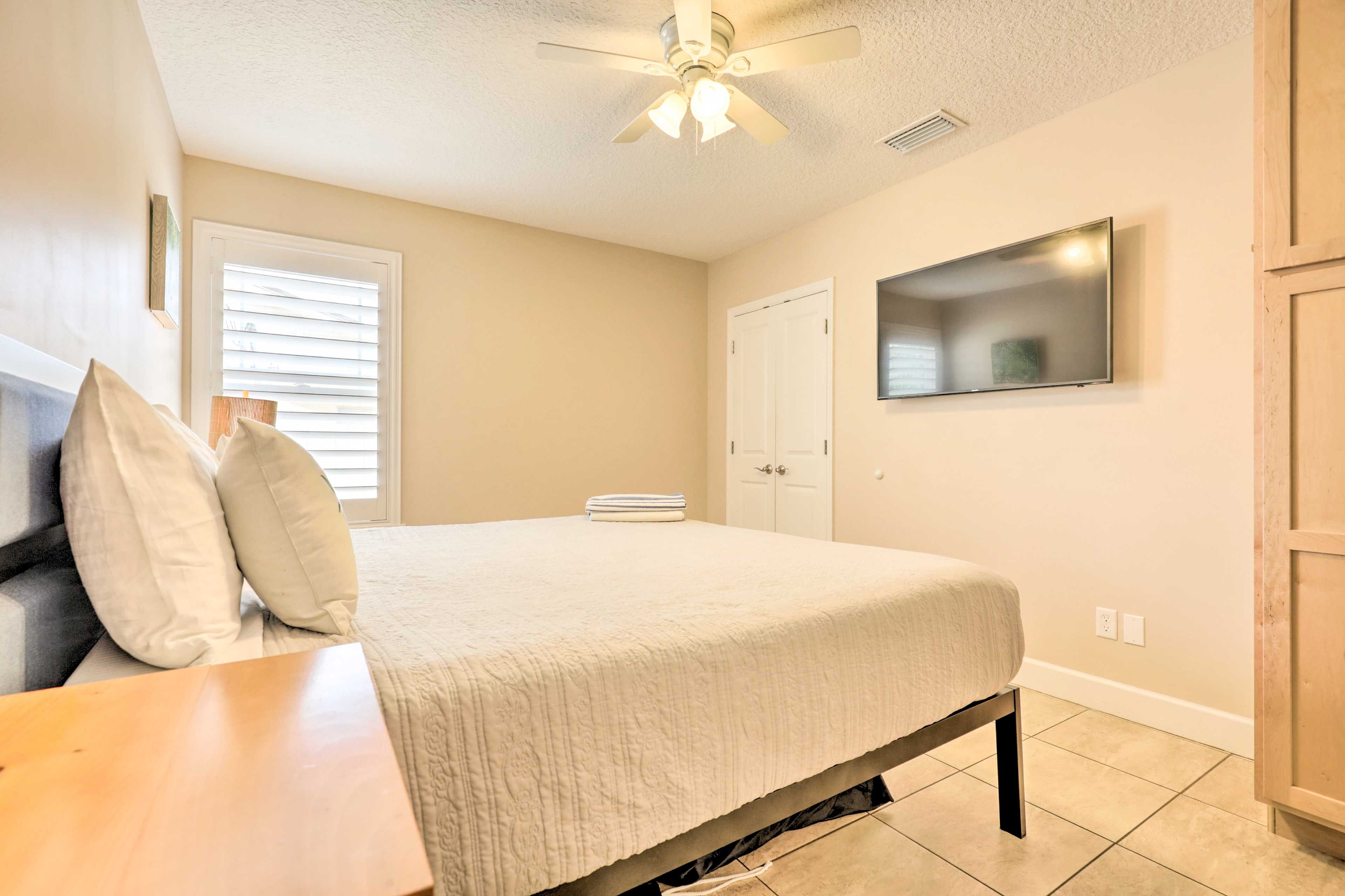 Bedroom 2 | King Bed | Smart TV