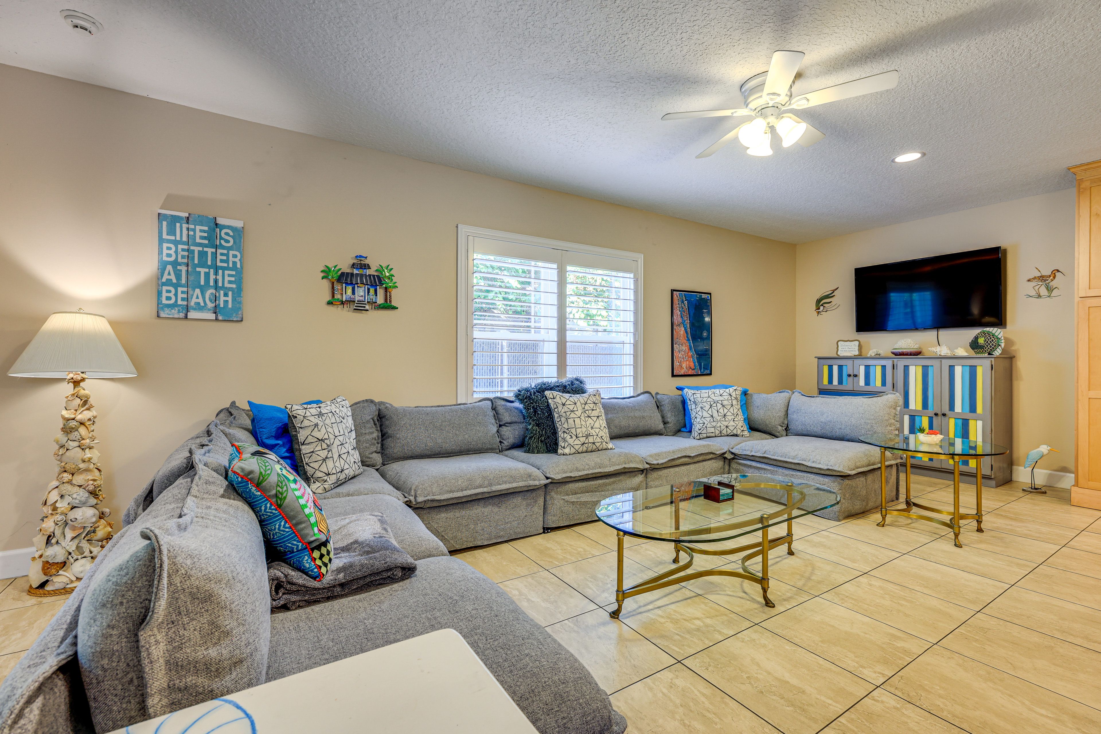 Living Room | Central A/C | Smart TV w/ Roku