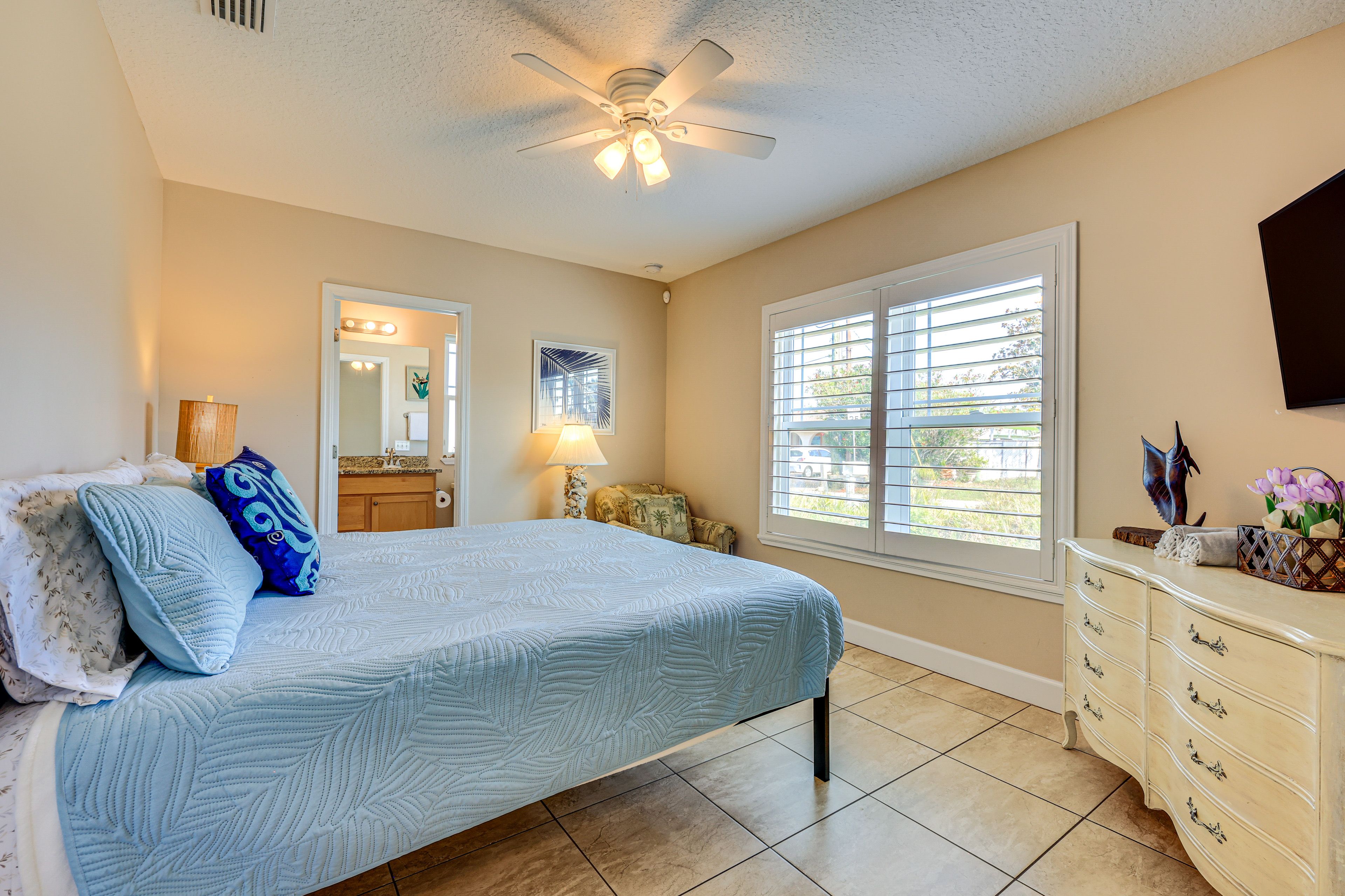 Bedroom 1 | King Bed | Smart TV
