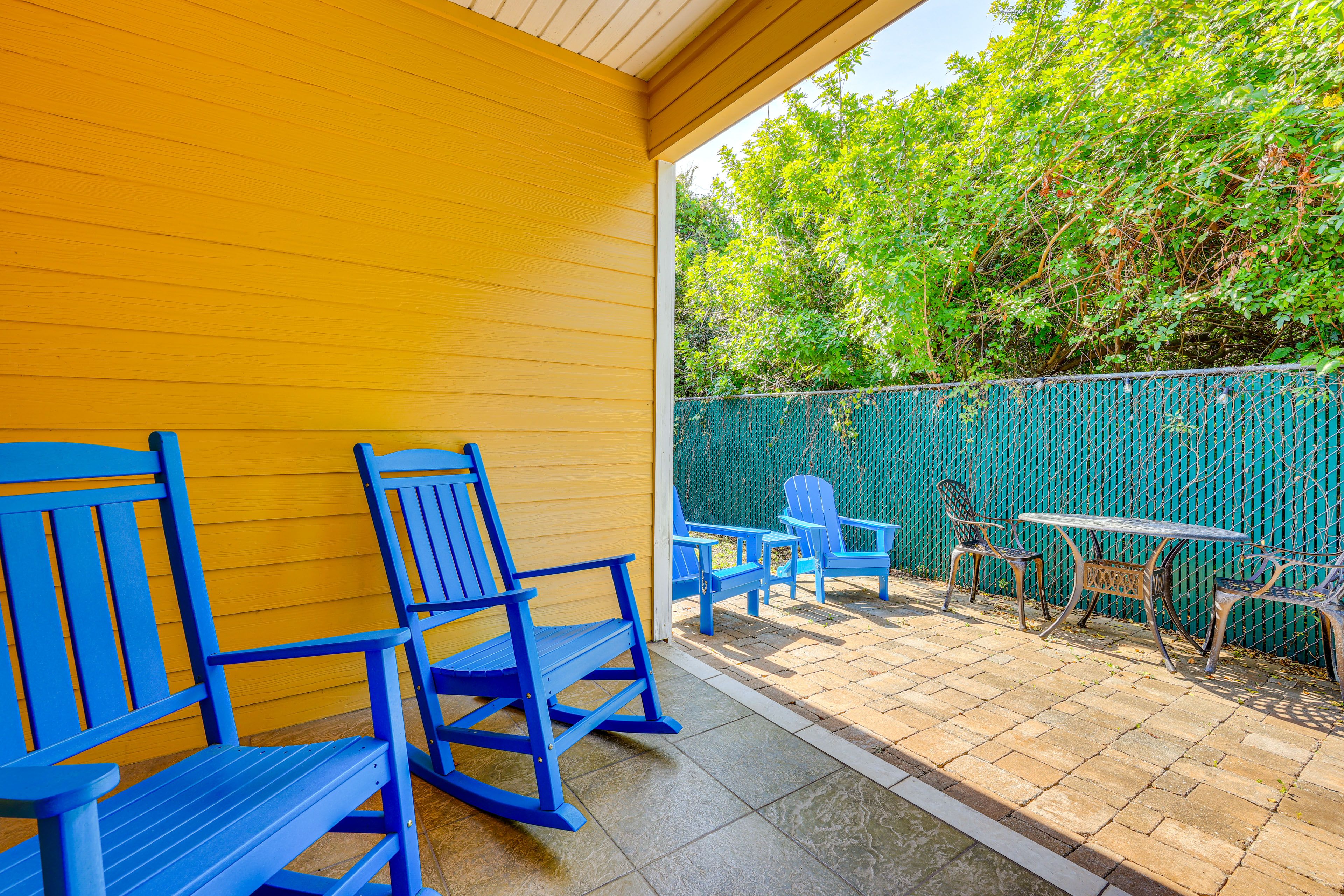 Private Yard | Ample Seating
