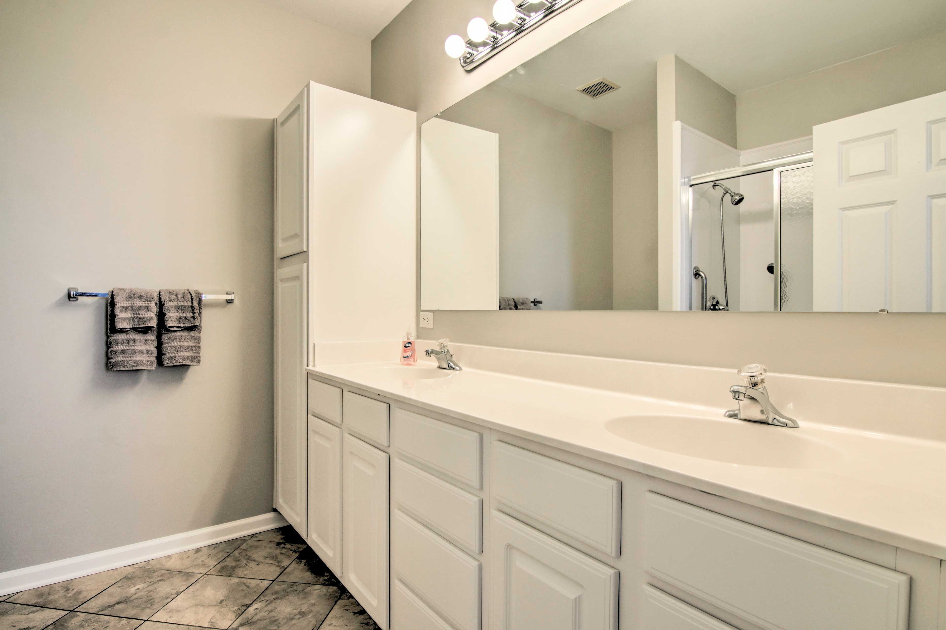 Full Bathroom | Towels Provided