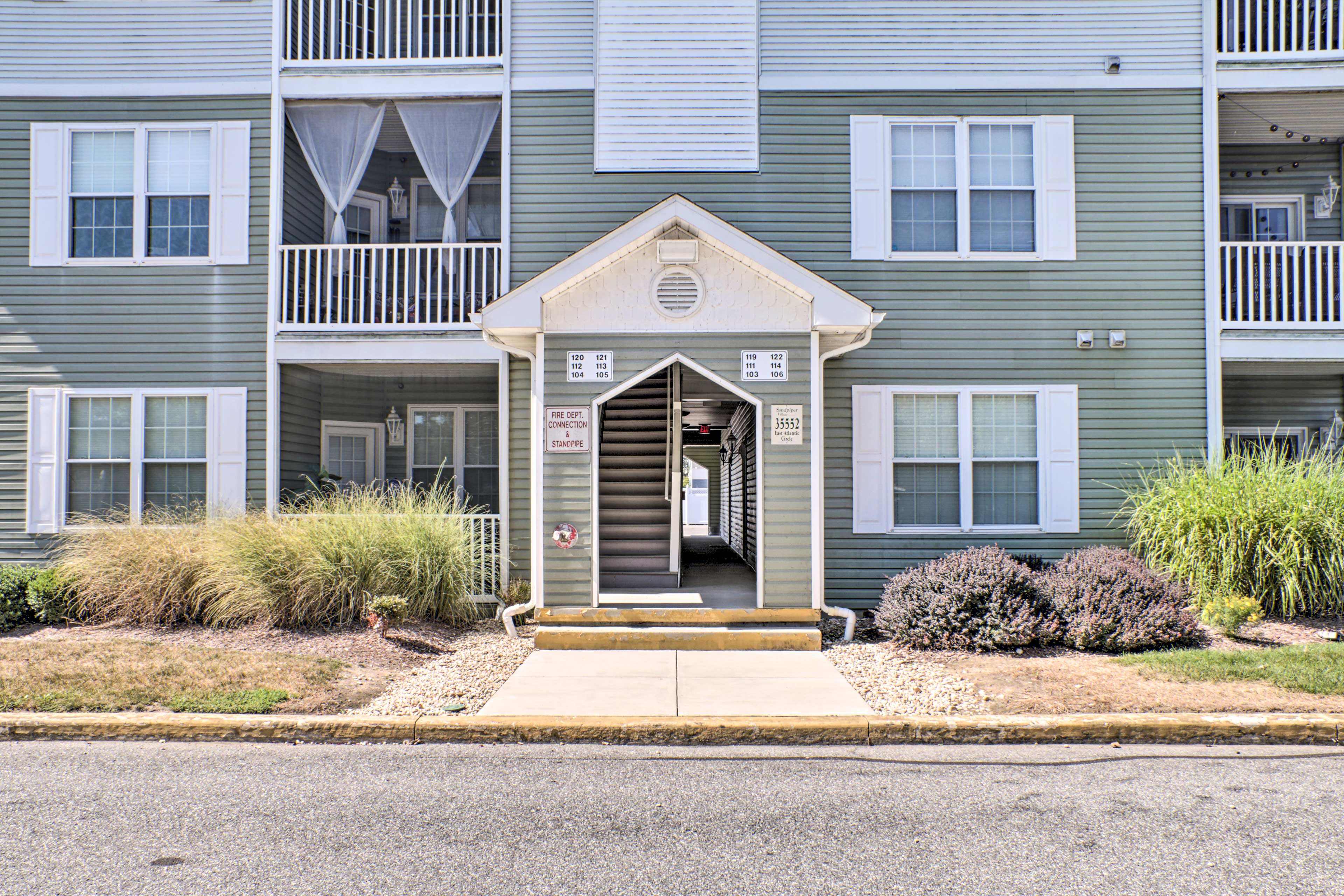 Condo Exterior | Screened Porch | <5 Mi to Rehoboth Beach Boardwalk