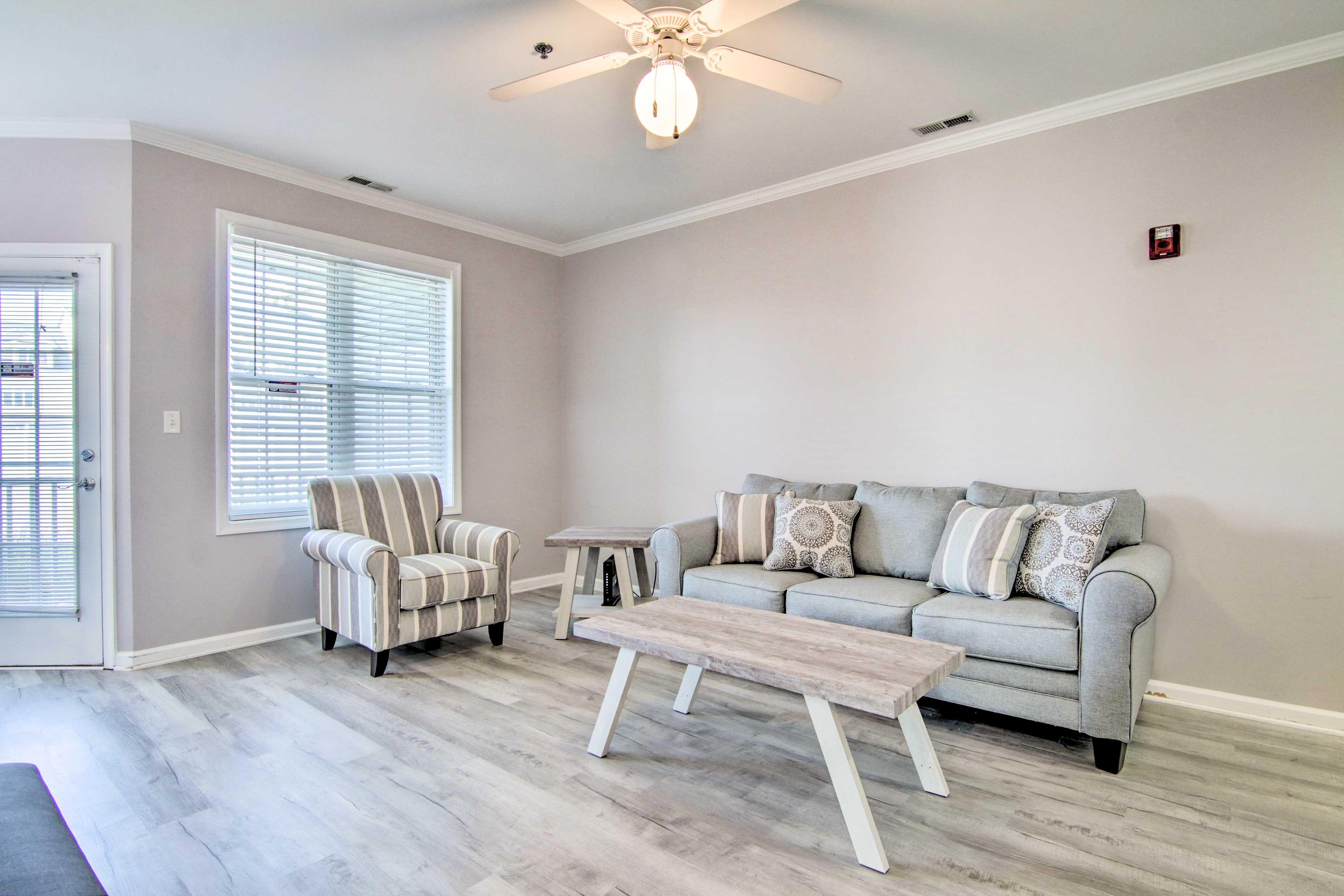 Living Room | Sleeper Sofa | Wireless Internet | Smart TV w/ Netflix
