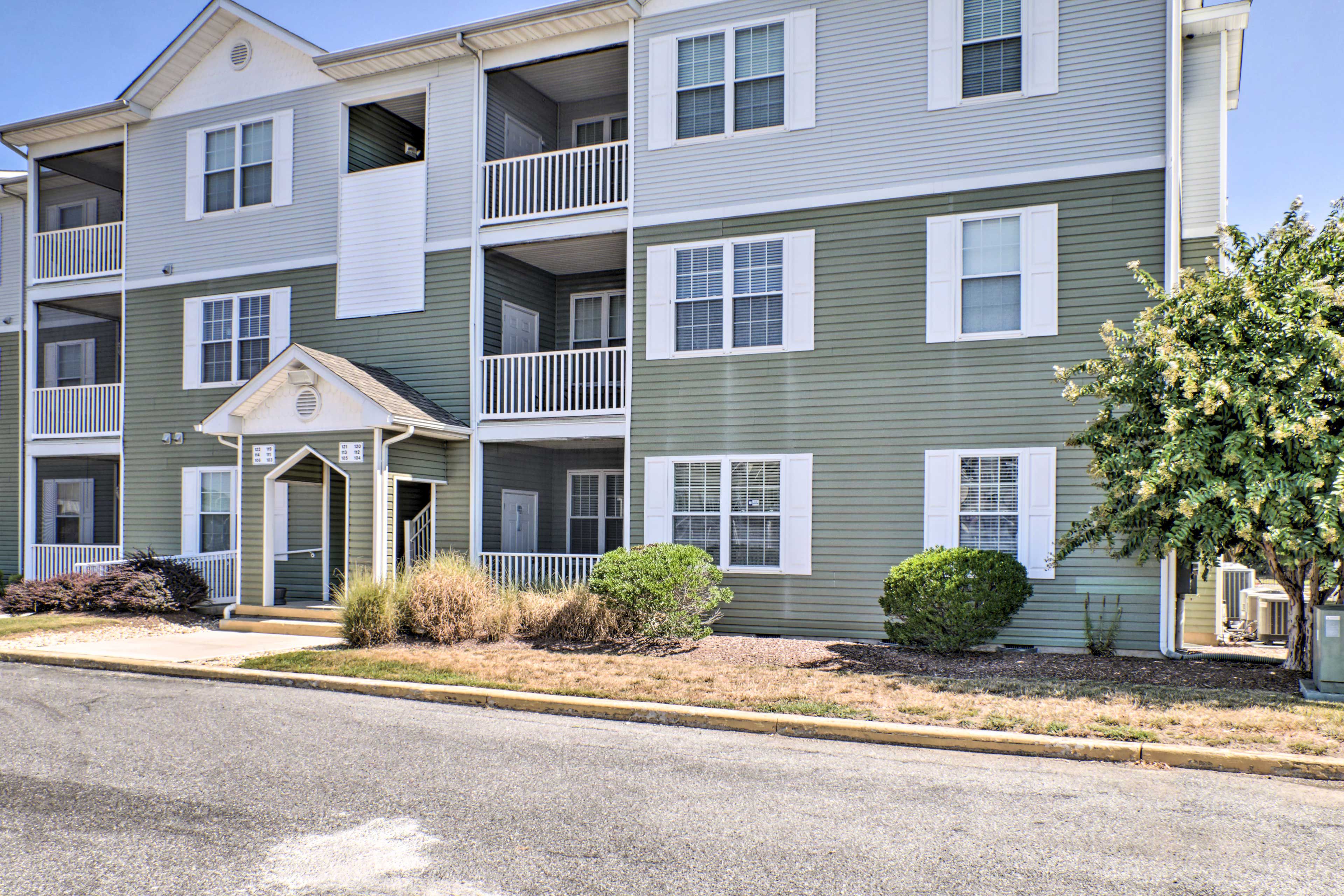 Condo Exterior | Parking | Free Community Parking Lot (First-Come, First-Serve)