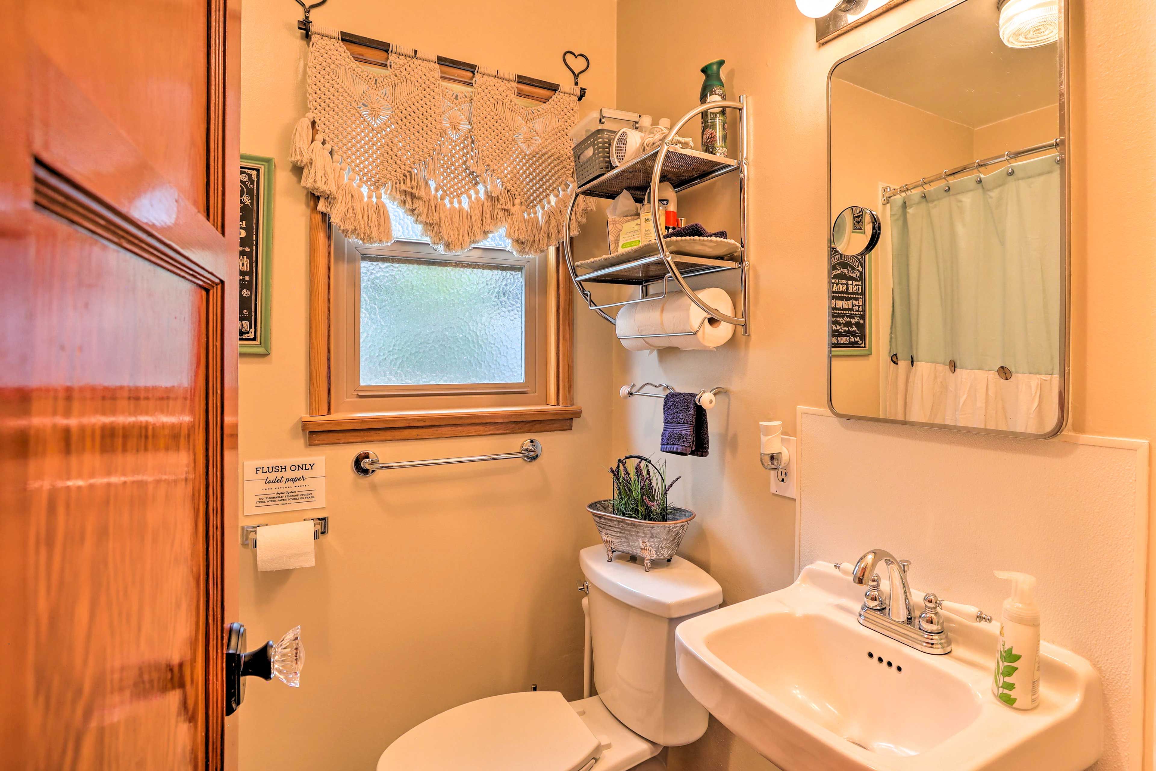 Full Bathroom | 1st Floor | Toiletries Provided