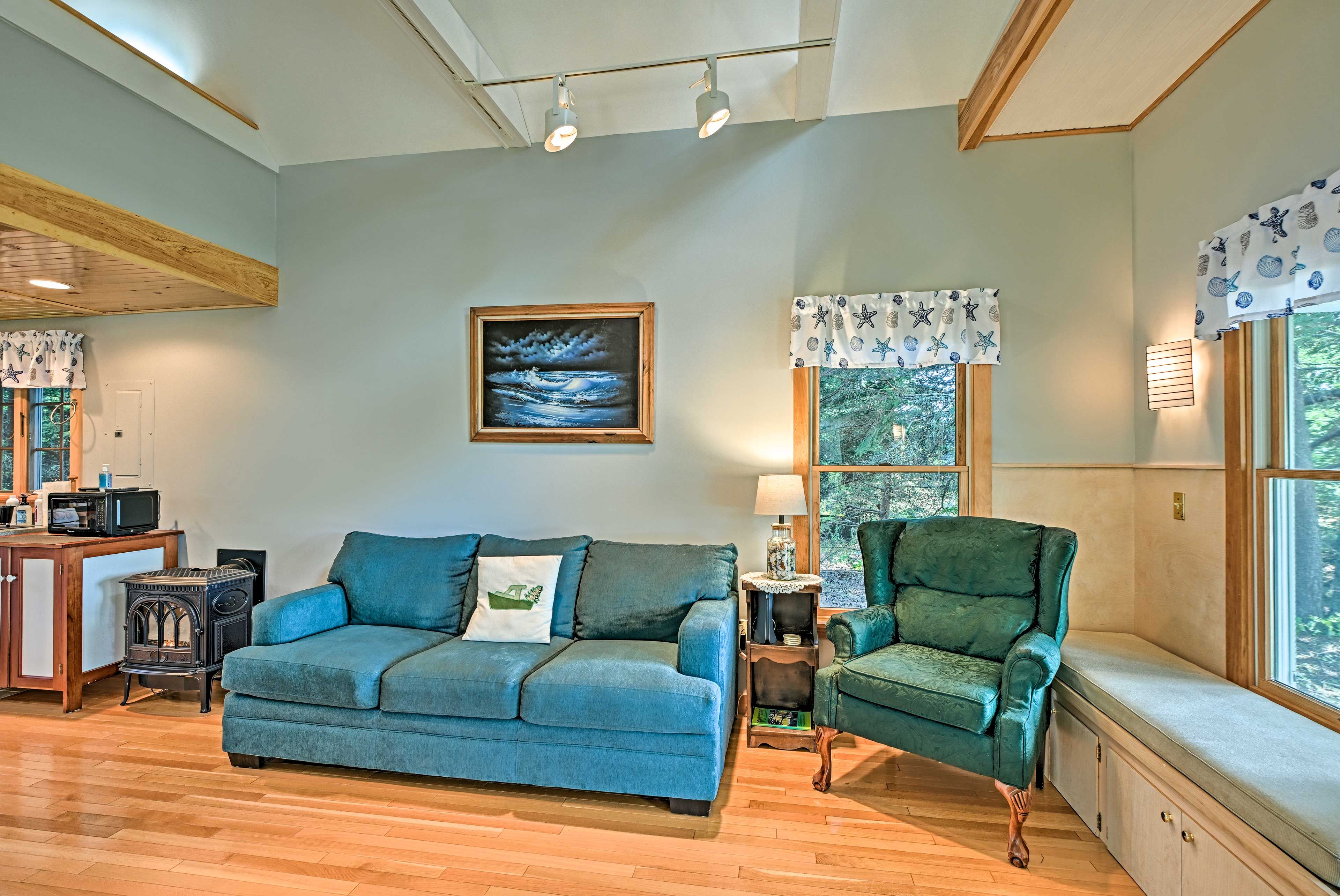 Living Room | Smart TV | Window Nook | Propane Stove