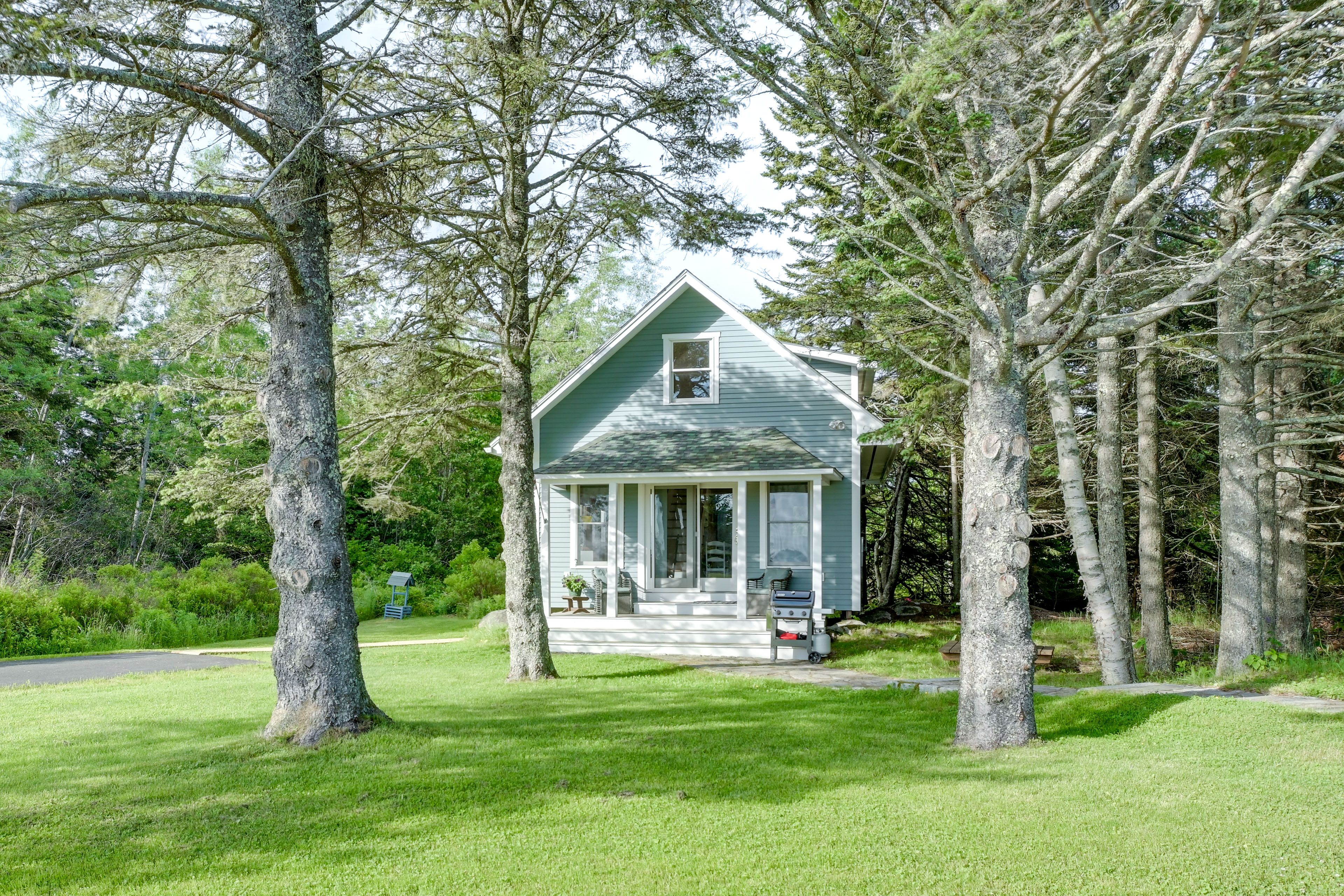 Exterior | Porch | Picnic Table | Free WiFi