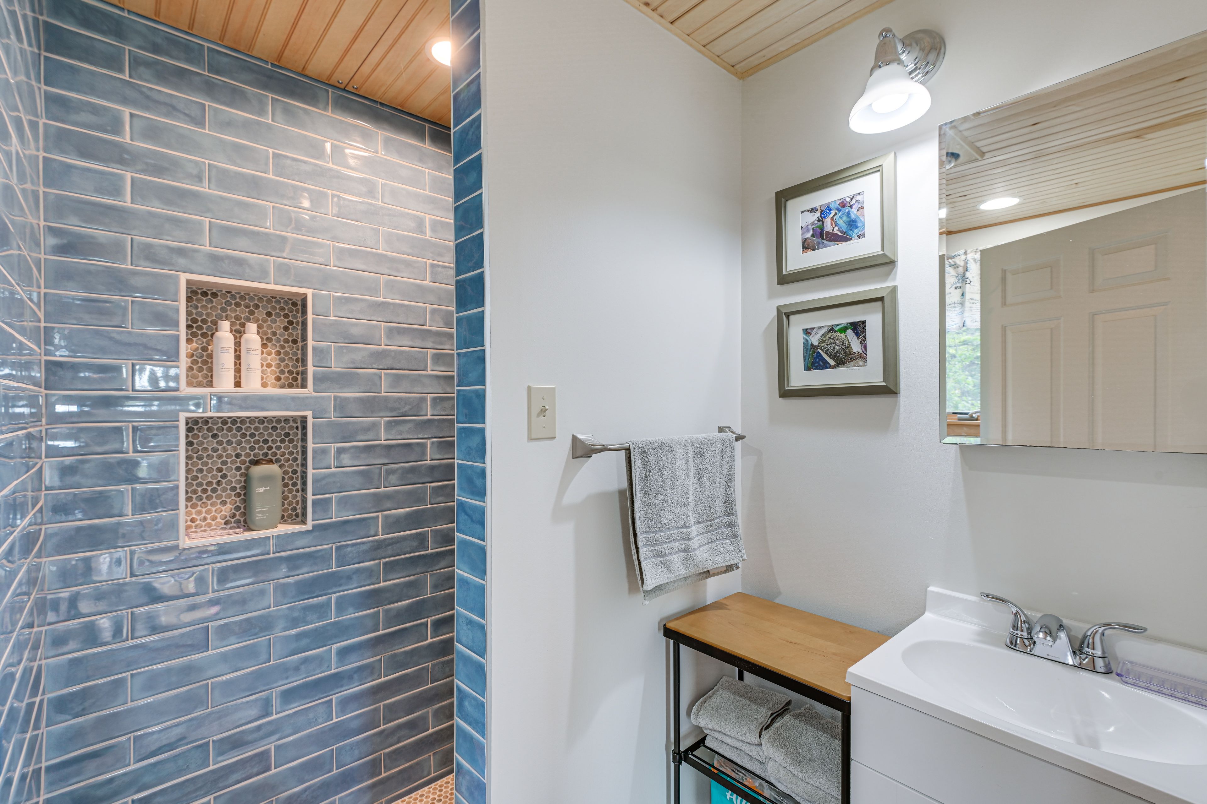 Full Bathroom | Shower/Tub Combo | Complimentary Toiletries | Hair Dryer