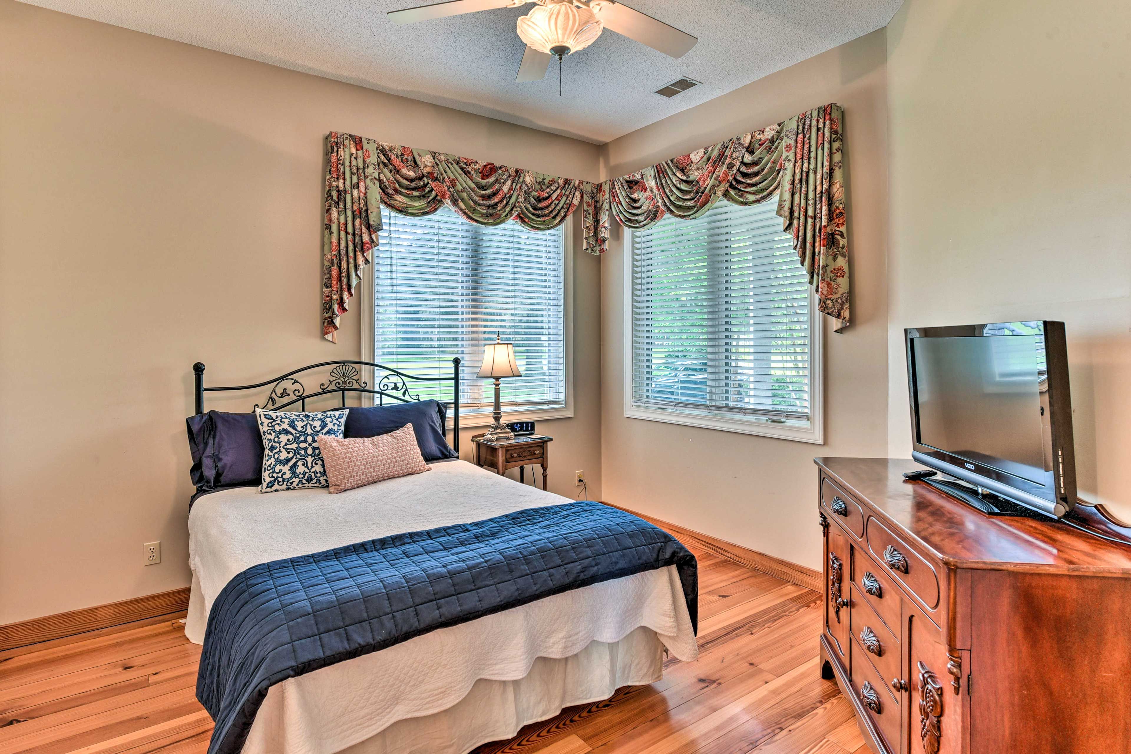 Bedroom 3 | Queen Bed | Smart TV