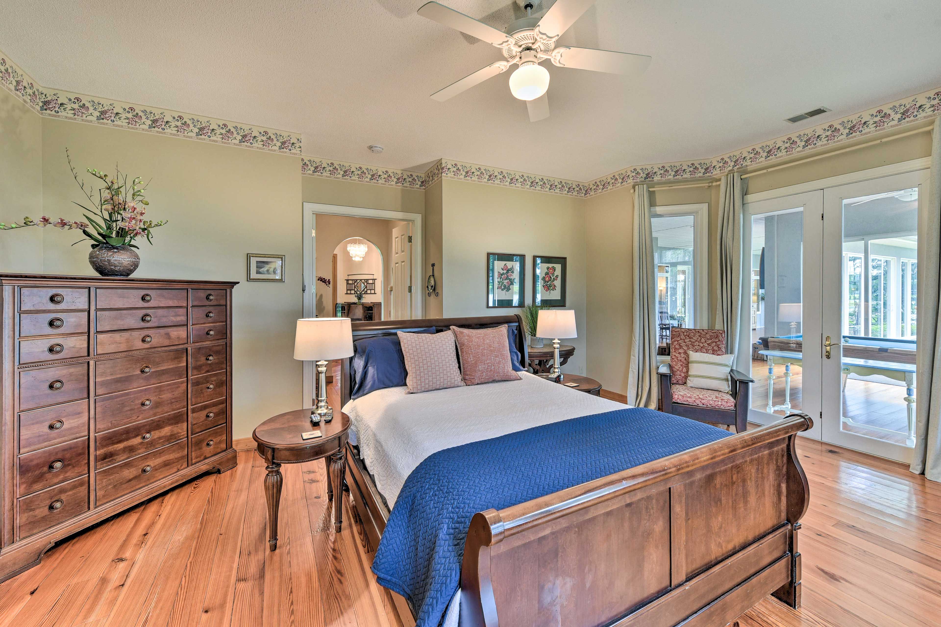 Bedroom 1 | Queen Bed | Linens Provided | Smart TV | En-Suite Bathroom