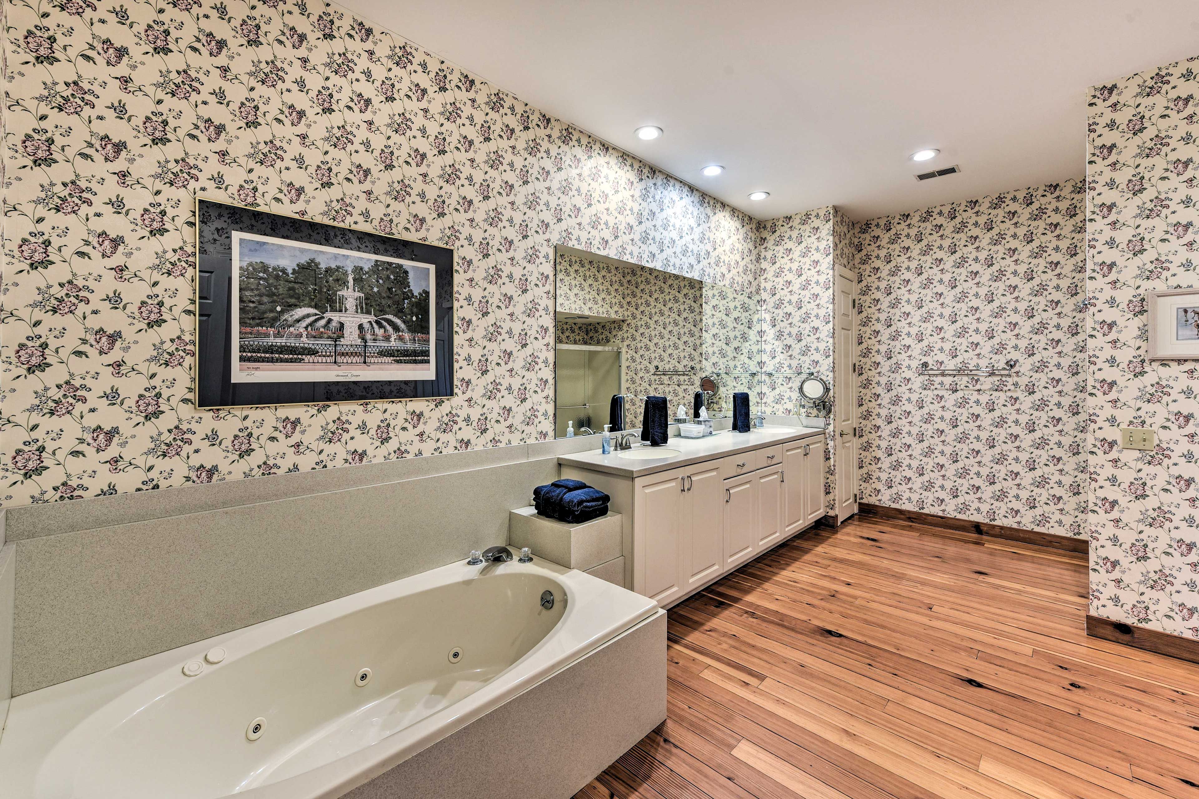Full Bathroom | Towels Provided | Complimentary Toiletries | Jetted Tub
