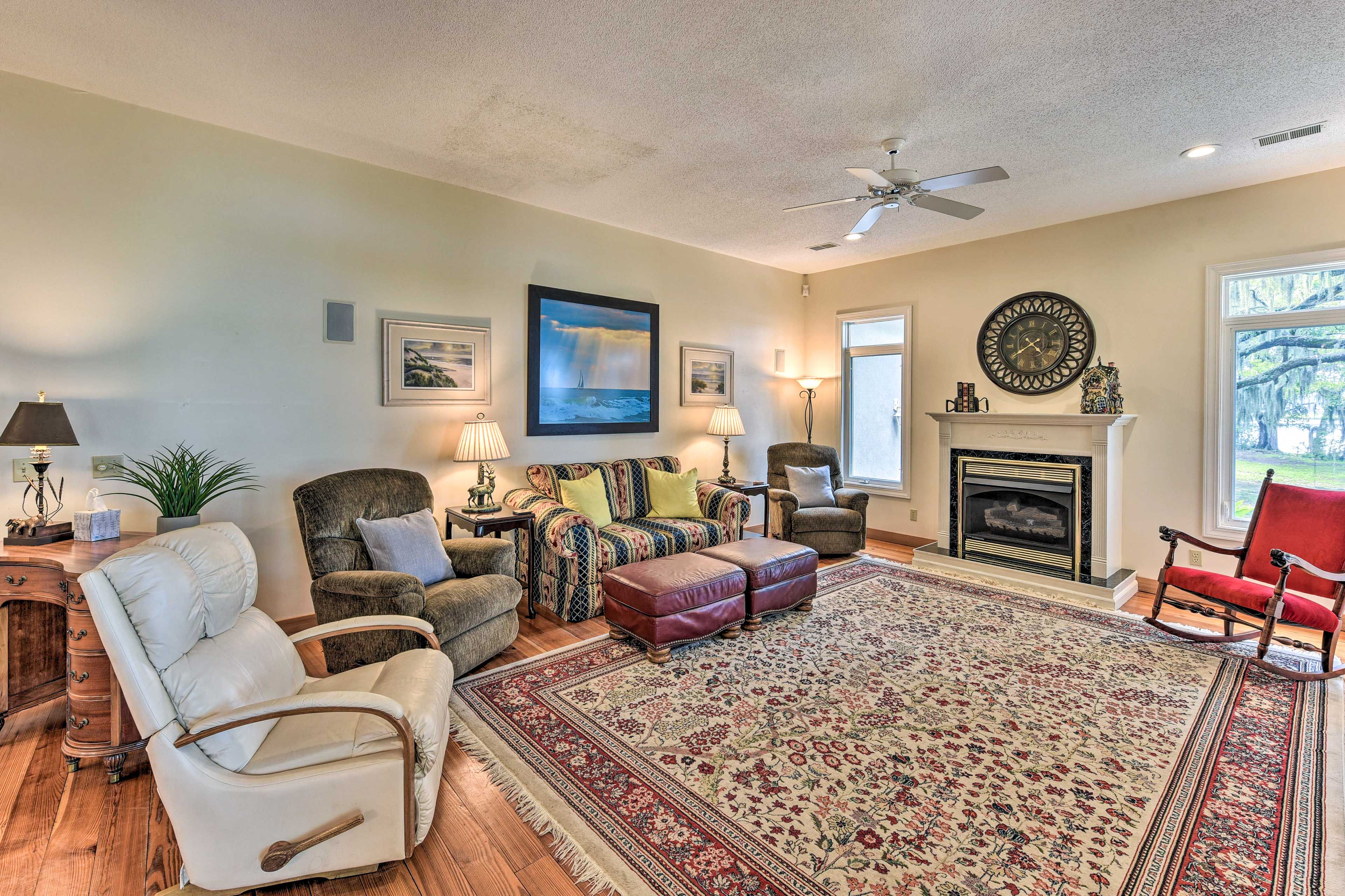 Living Room | Fireplace (Decorative Only) | Smart TV