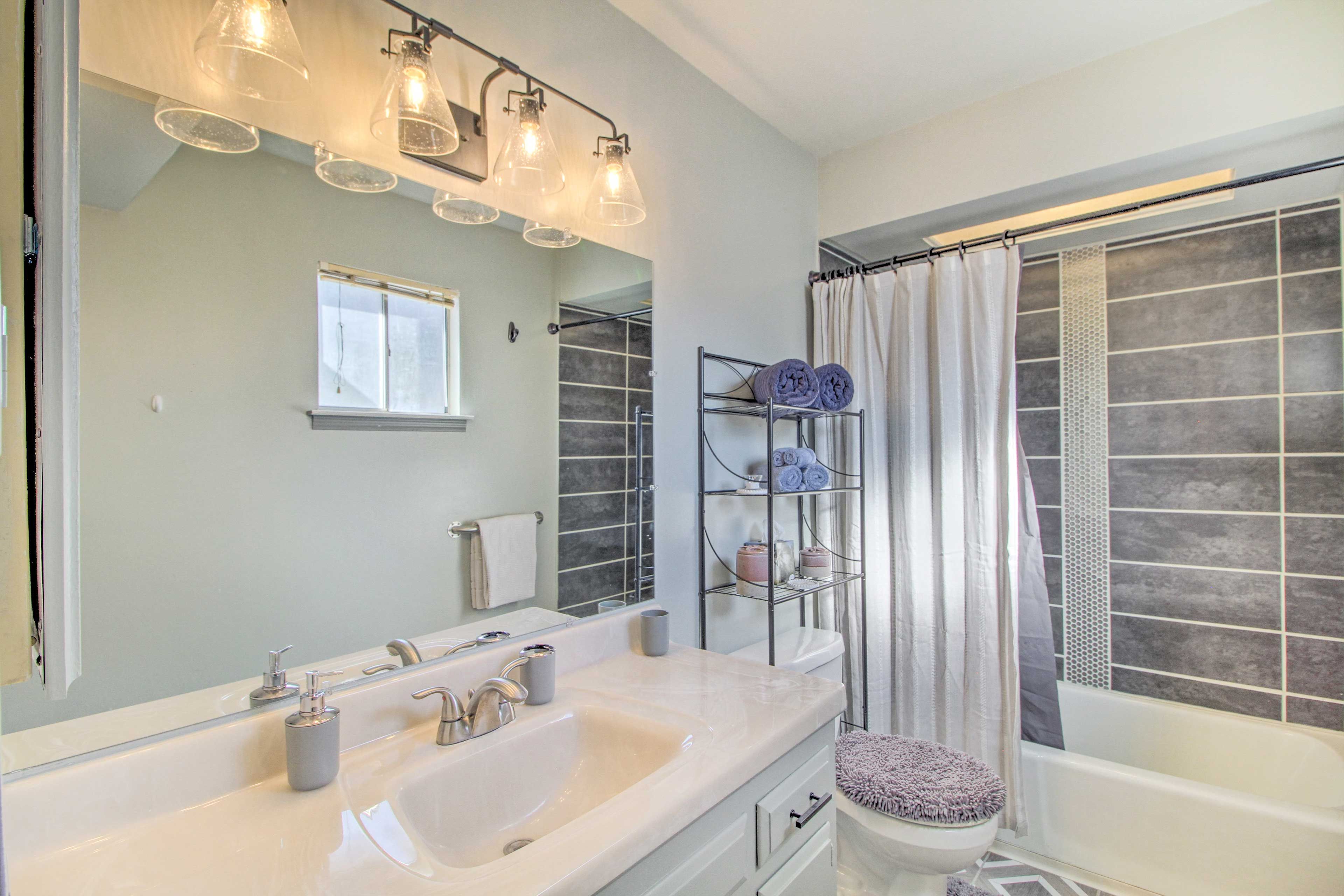 Full Bathroom | Towels Provided | Complimentary Toiletries