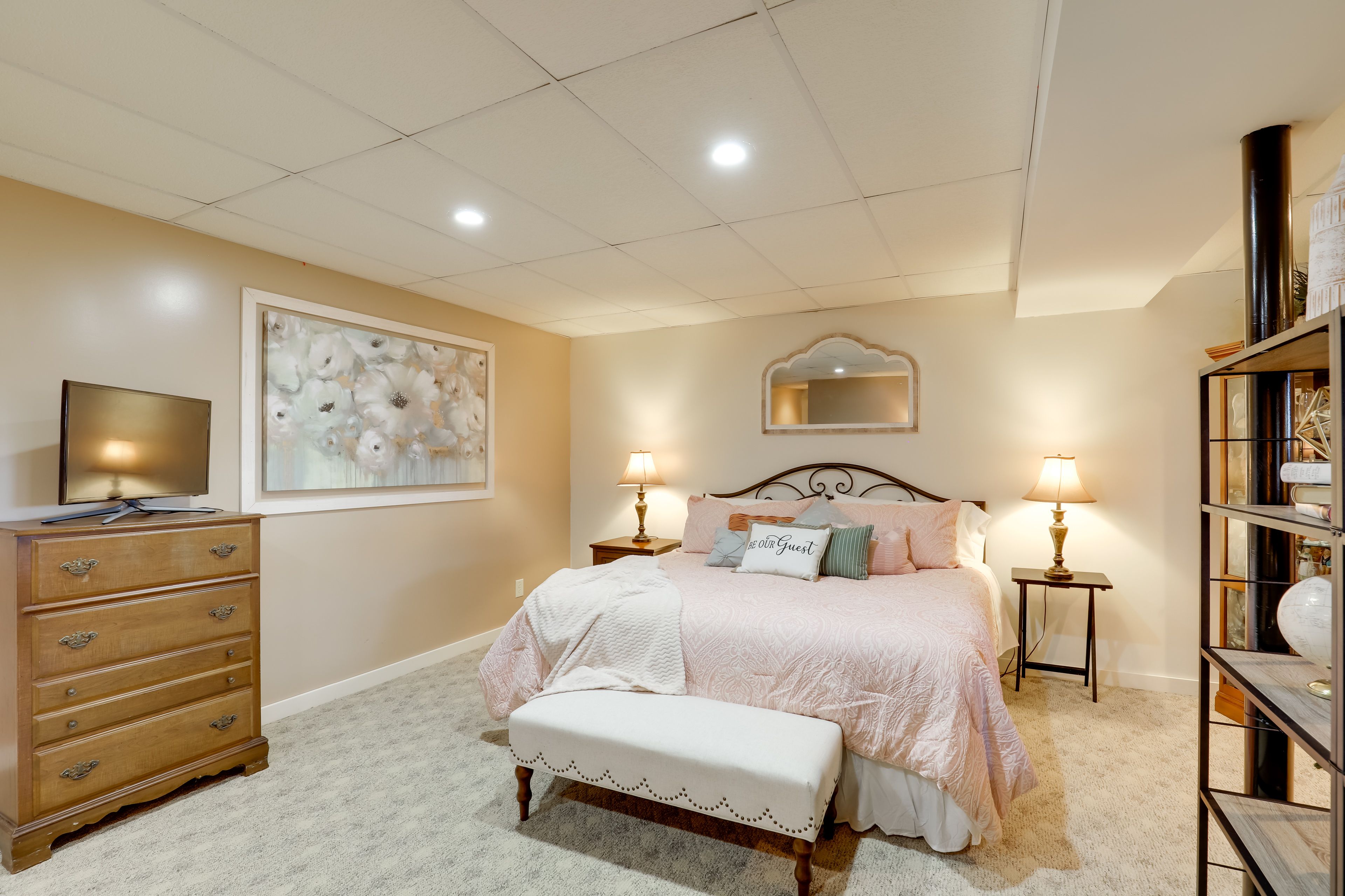 Studio | King Bed | Linens Provided