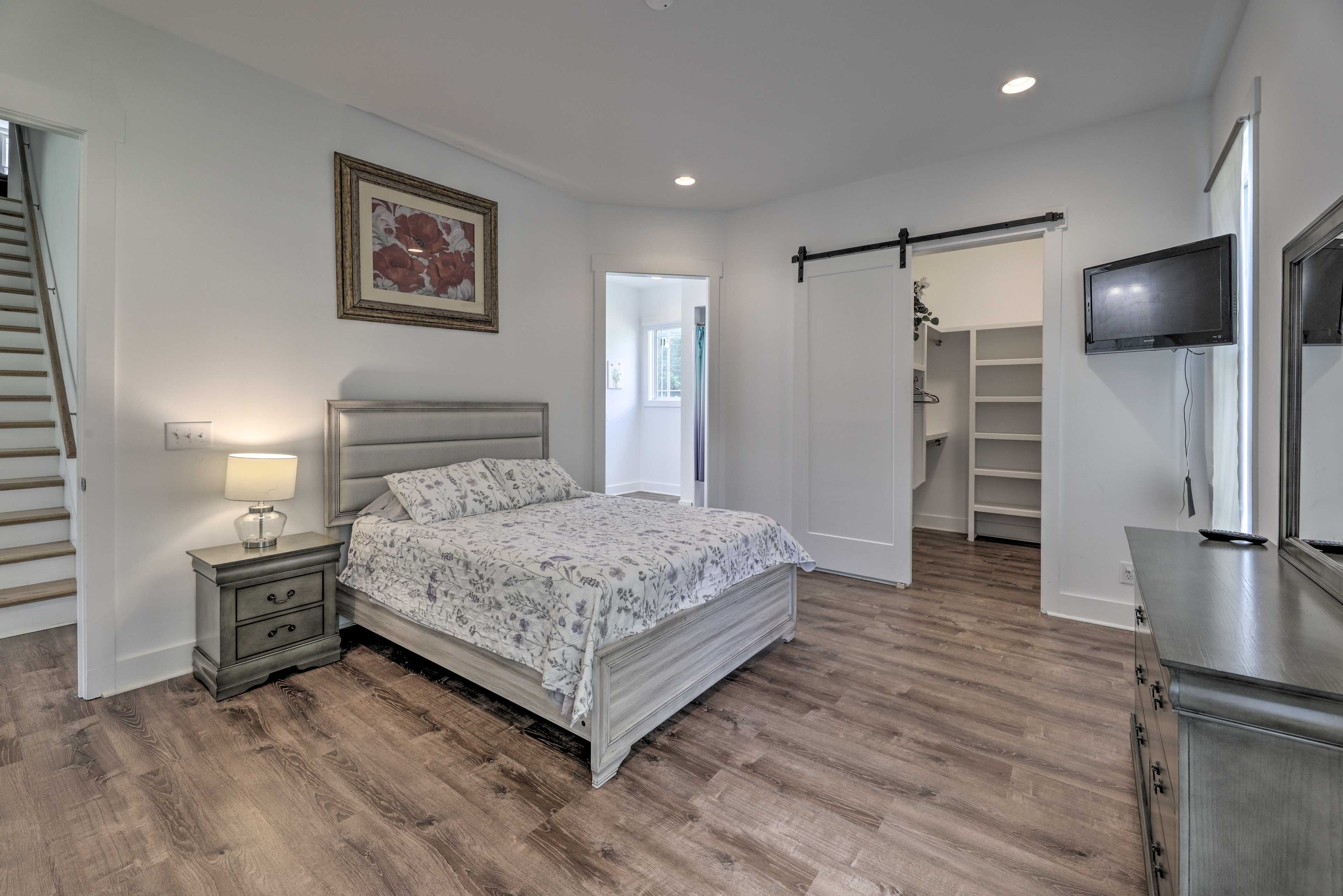 Bedroom 1 | Main Level | Queen Bed | En-Suite Bathroom