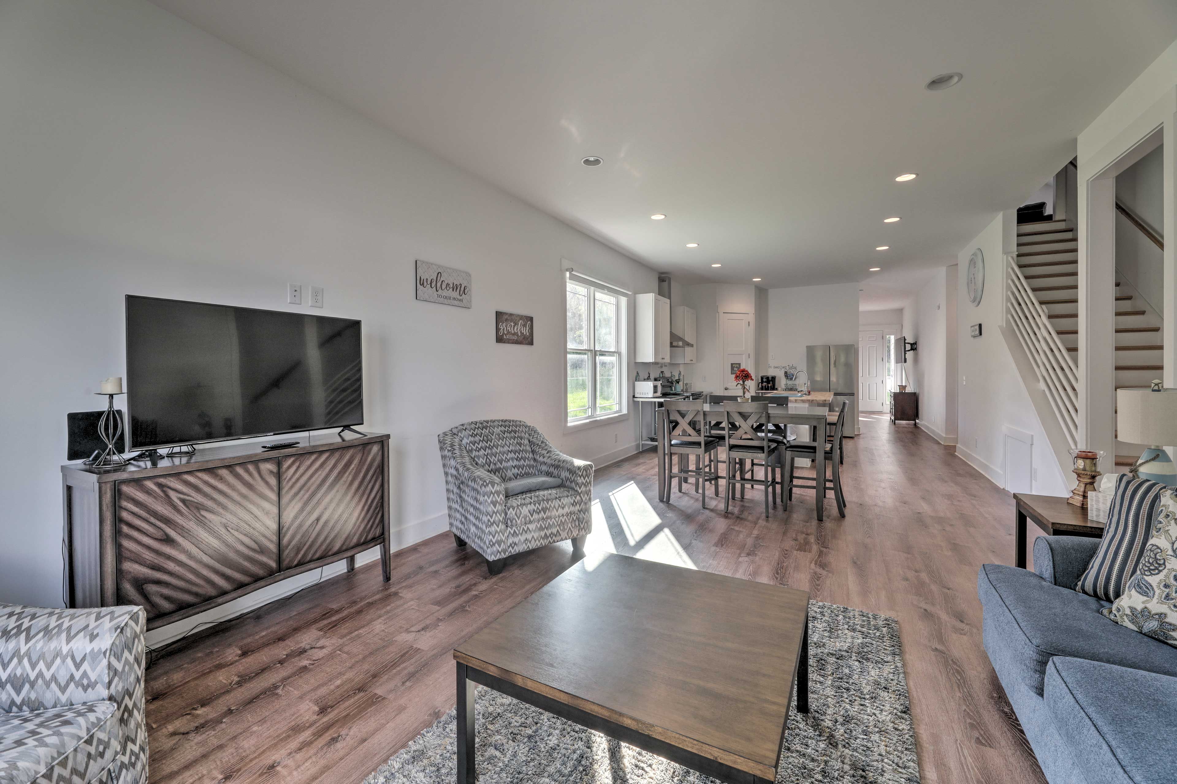 Main Living Area | Smart TVs w/ Cable