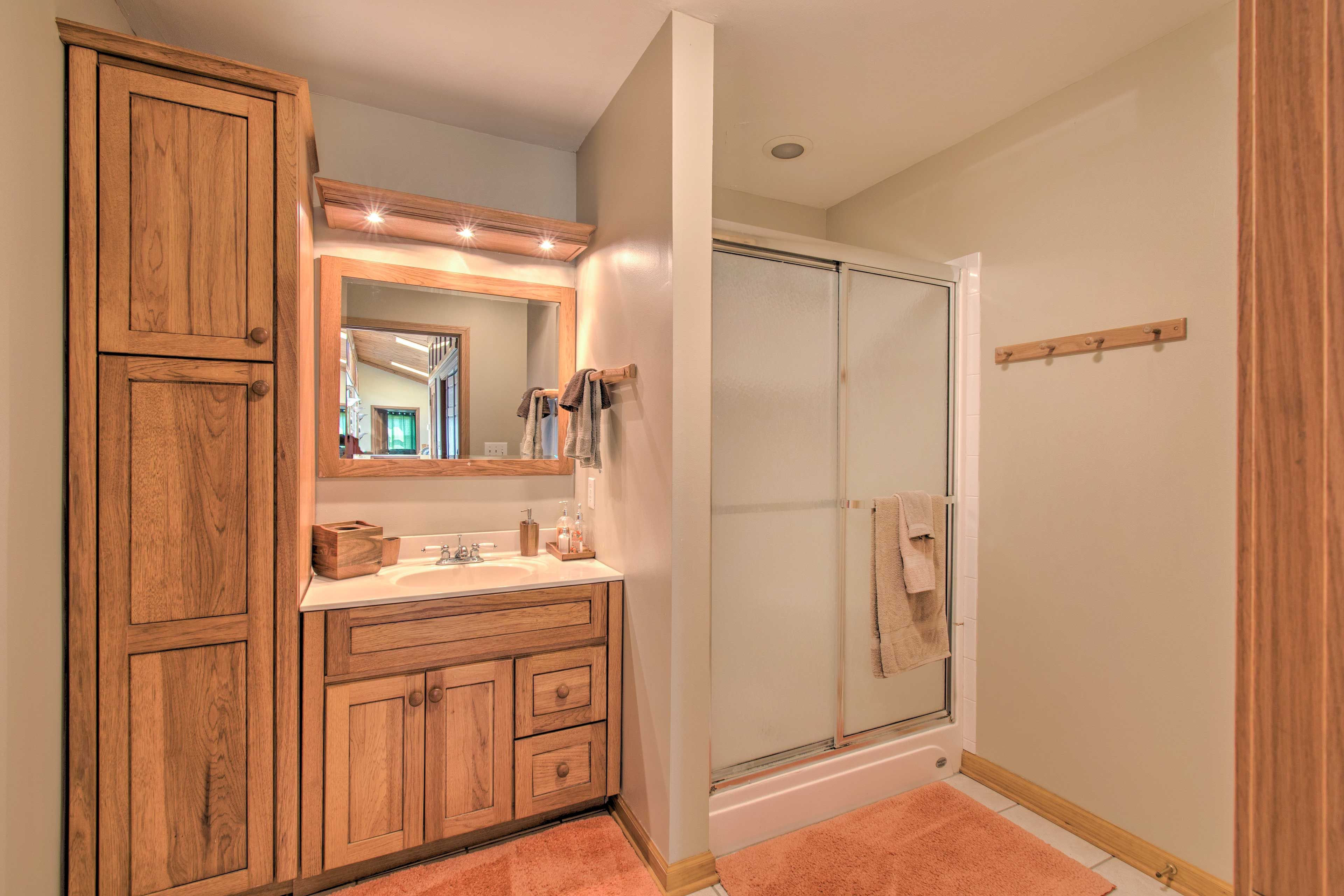 Full Bathroom | Main Level | Towels Provided