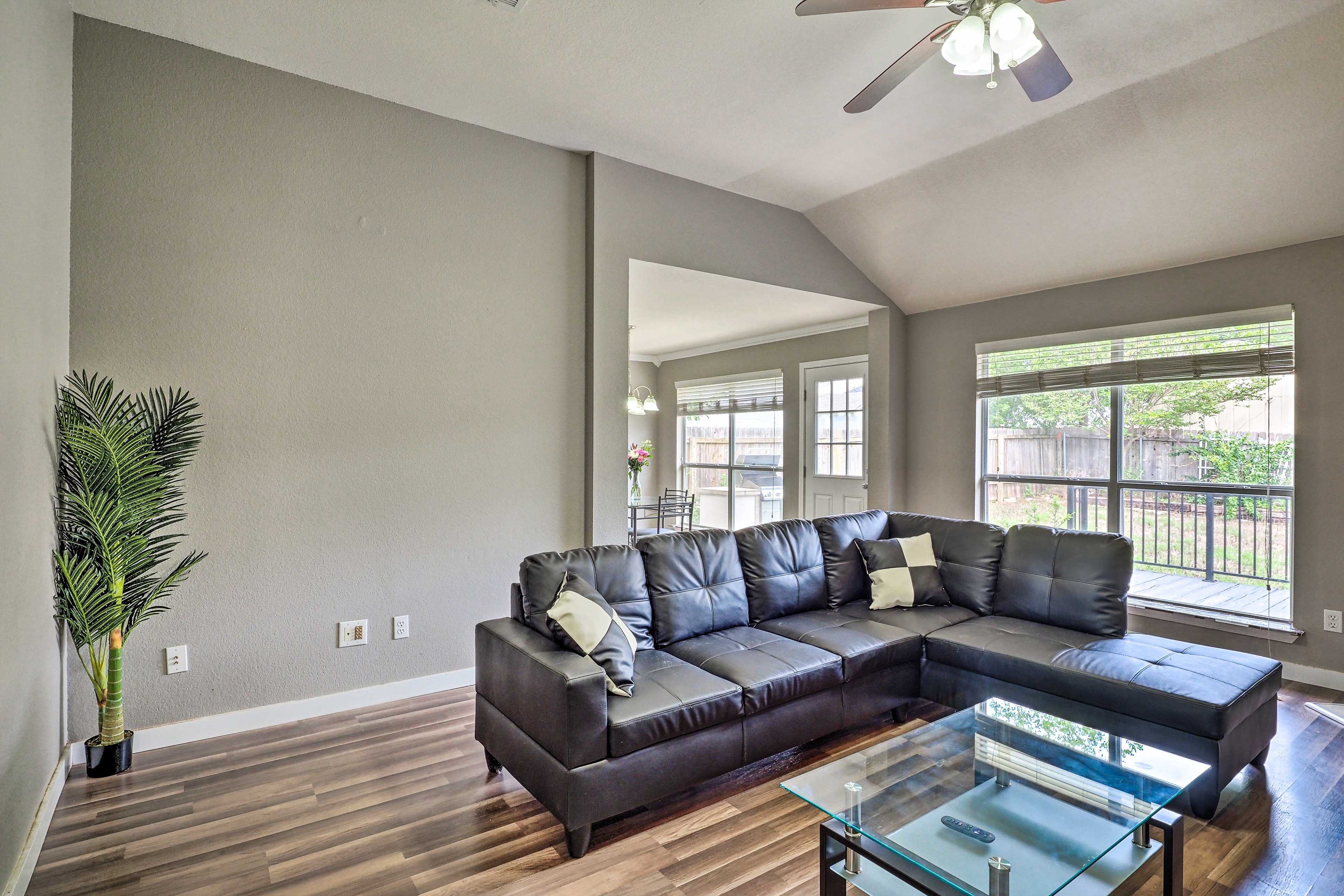 Living Room | Free WiFi | Smart TV | Fireplace