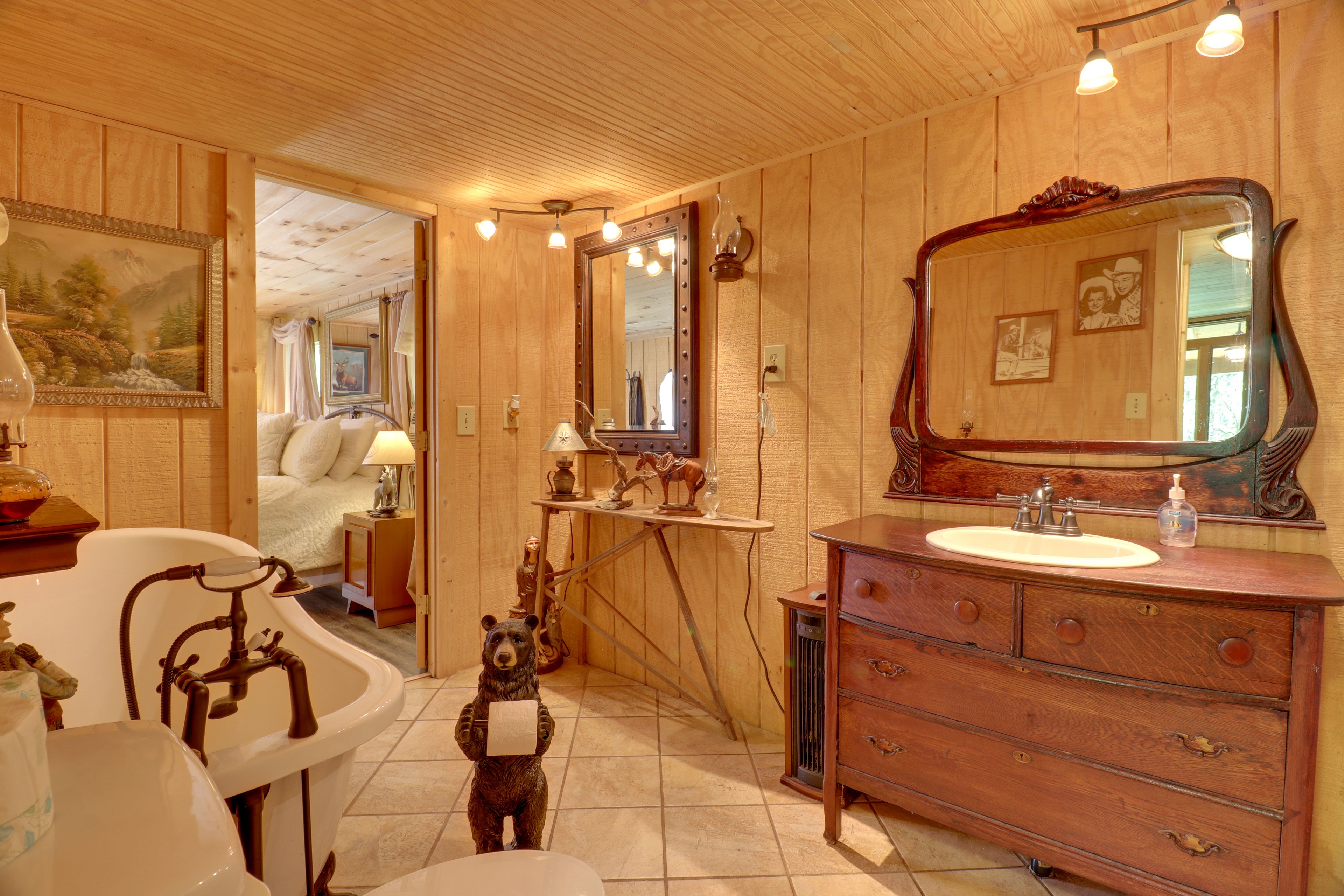 Full Bathroom | Towels Provided | Complimentary Toiletries