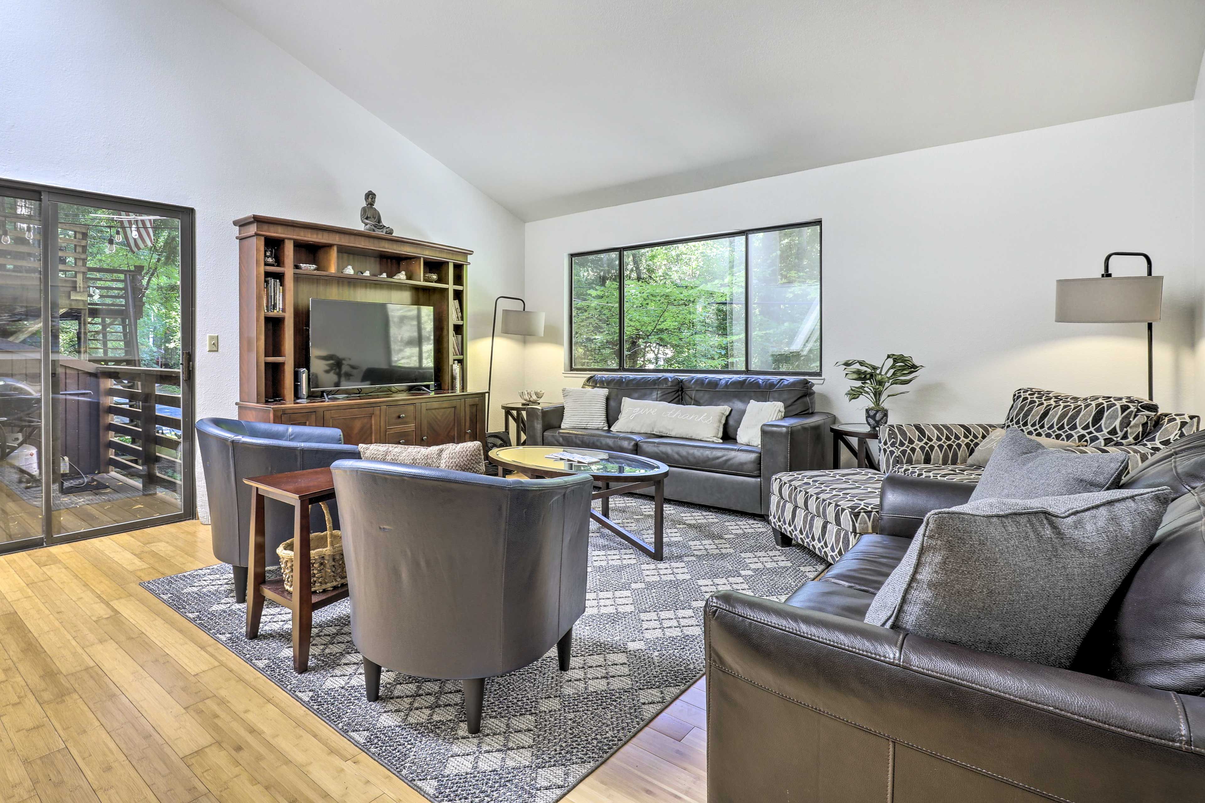 Living Room | Smart TV | Free WiFi | Main Level