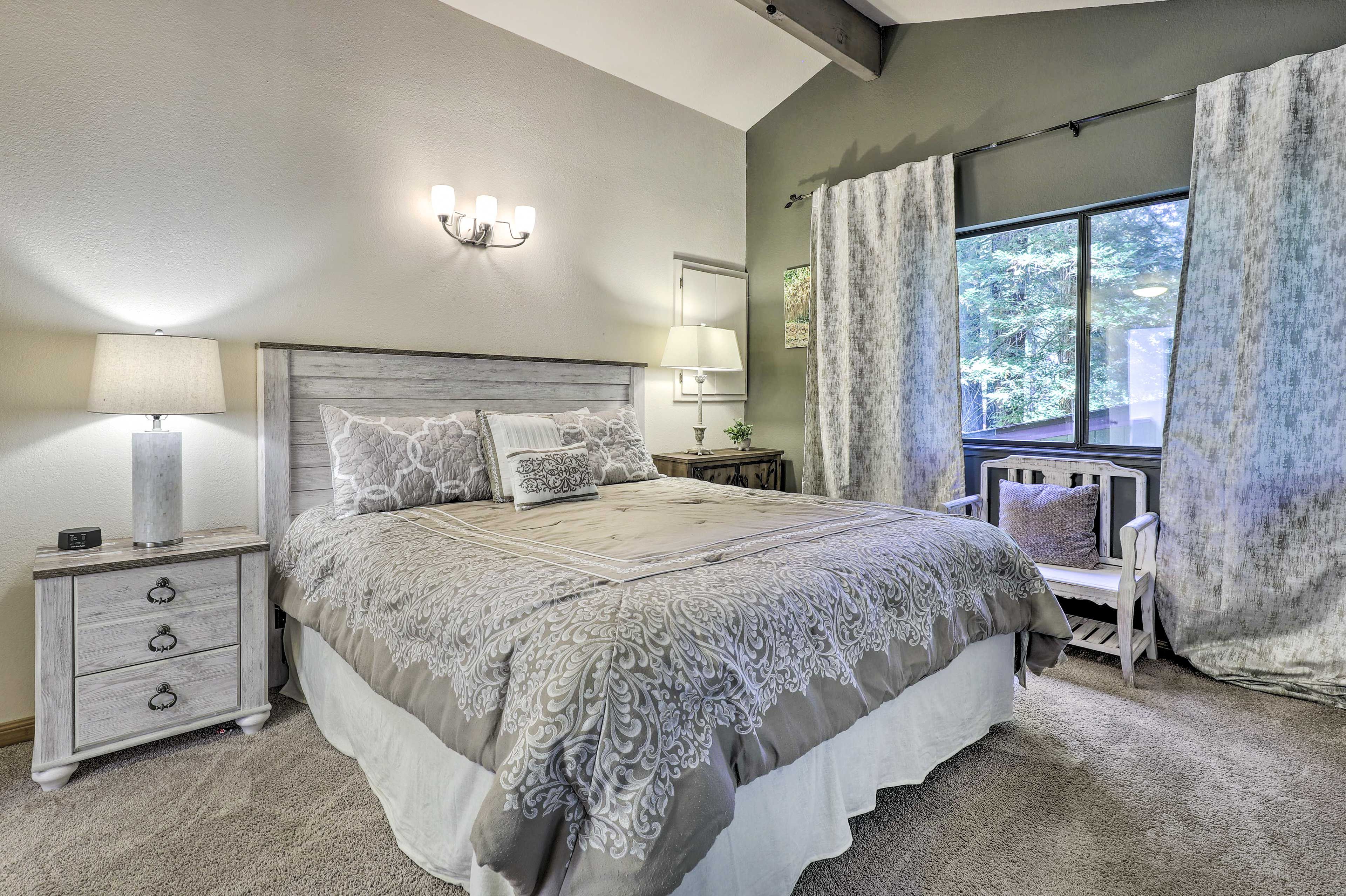 Bedroom 1 | King Bed | Smart TV | Upper Level