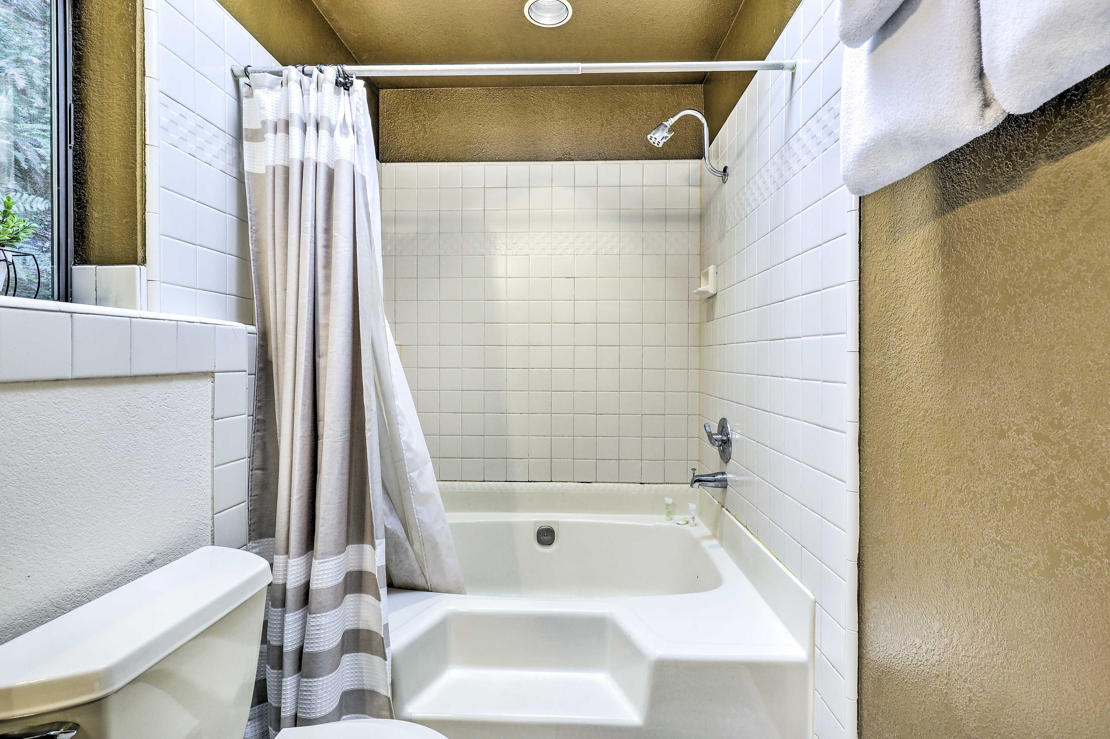 Full Bathroom | Complimentary Toiletries | Upper Level