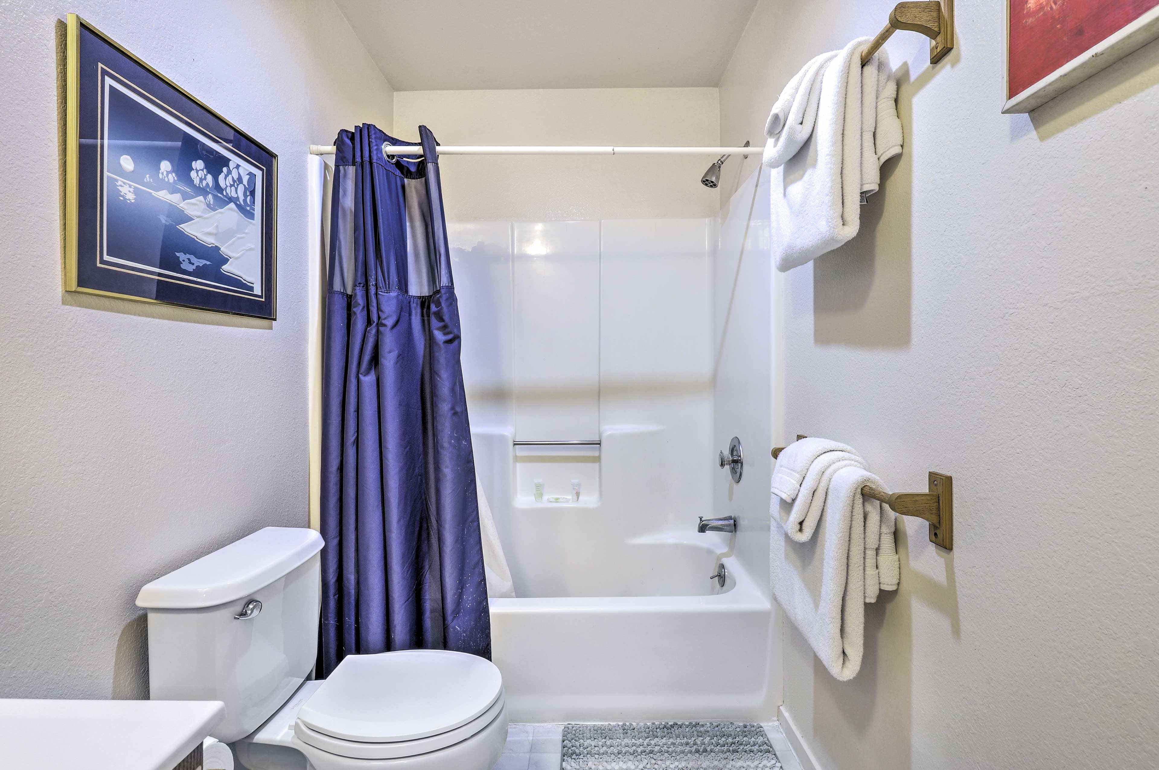Full Bathroom | Towels Provided | Lower Level