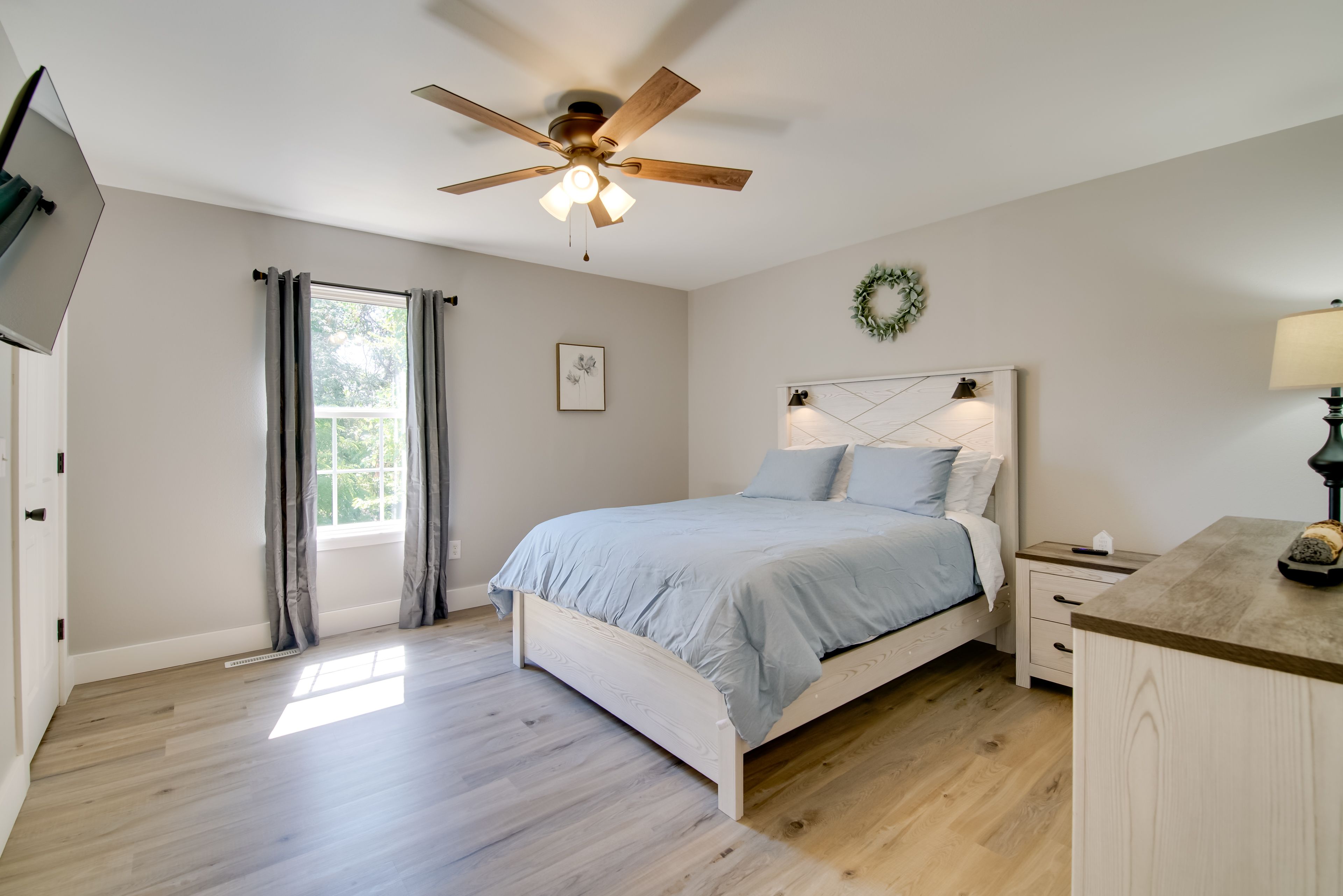 Bedroom 1 | Queen Bed | Linens Provided | Smart TV | 2nd Floor