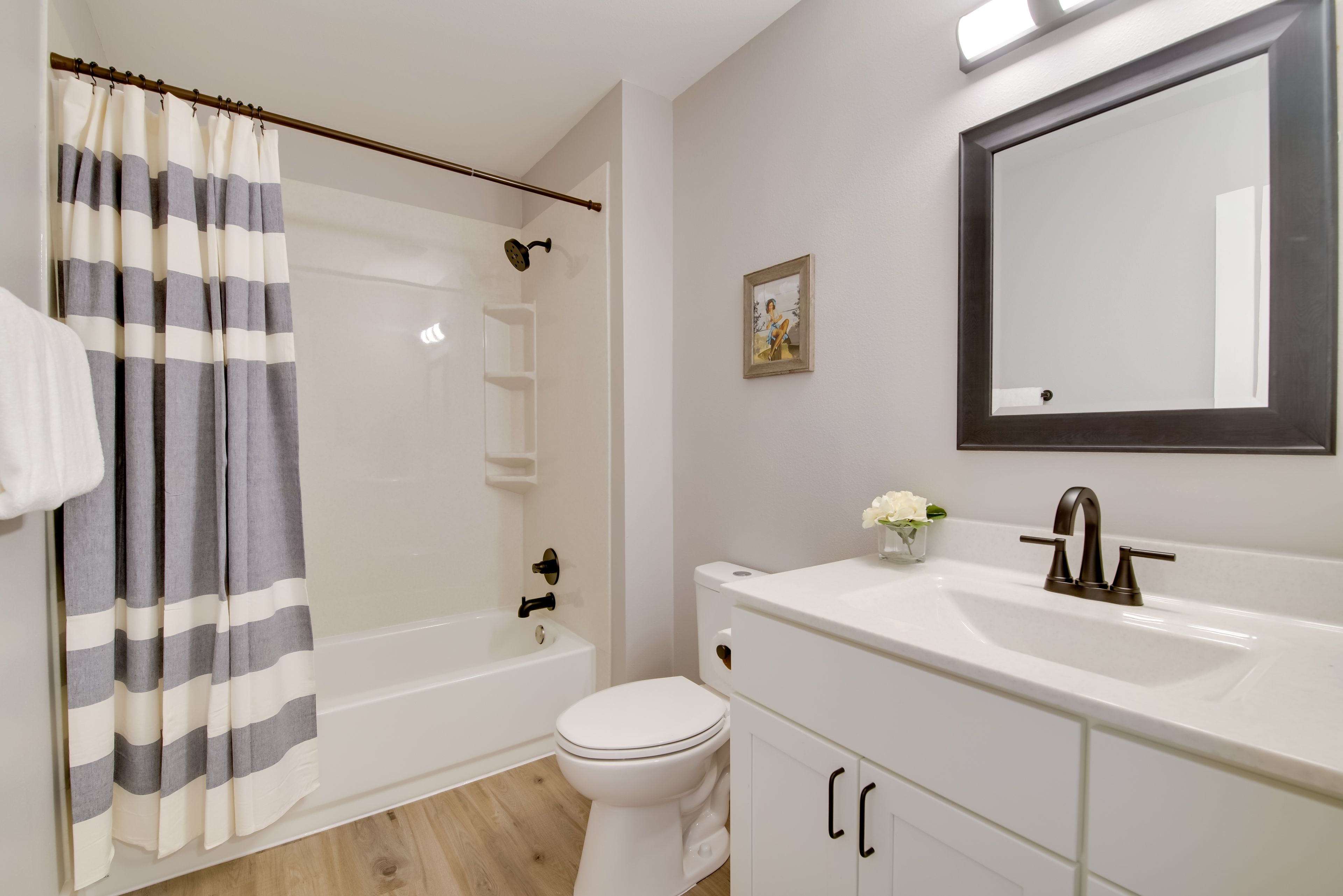 Full Bathroom | Complimentary Toiletries | Towels Provided | 2nd Floor