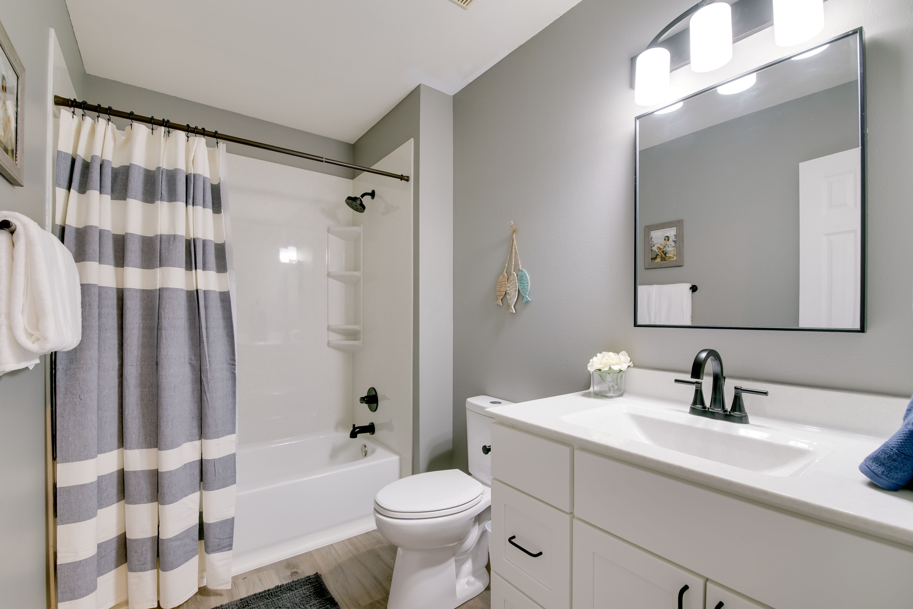 Full Bathroom | Complimentary Toiletries | Towels Provided