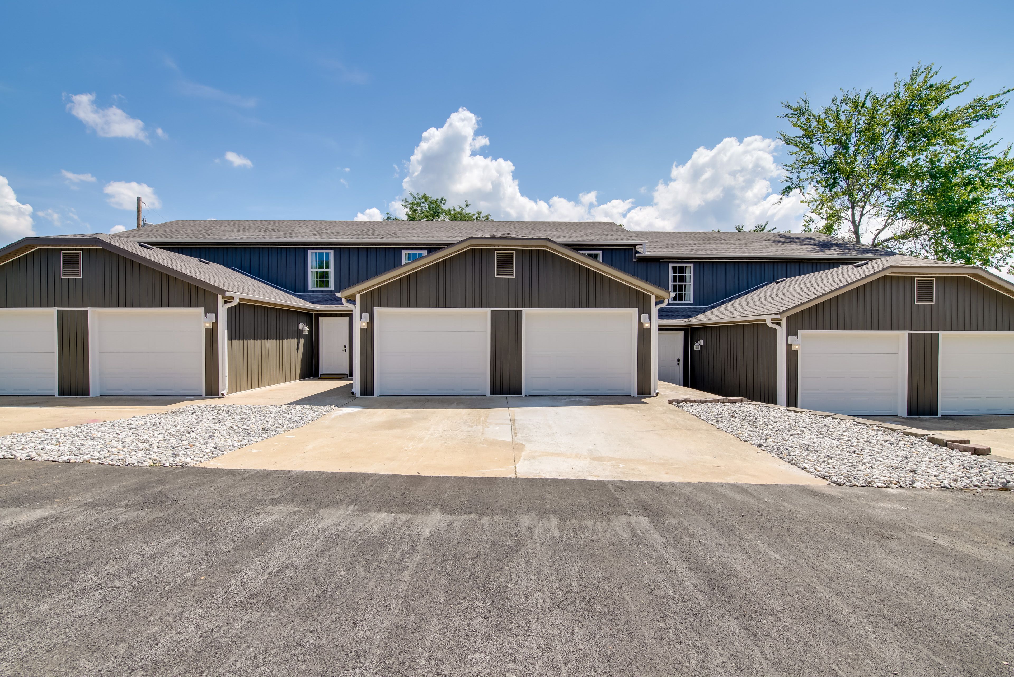 Community Exterior | Driveway Parking (2 Vehicles)