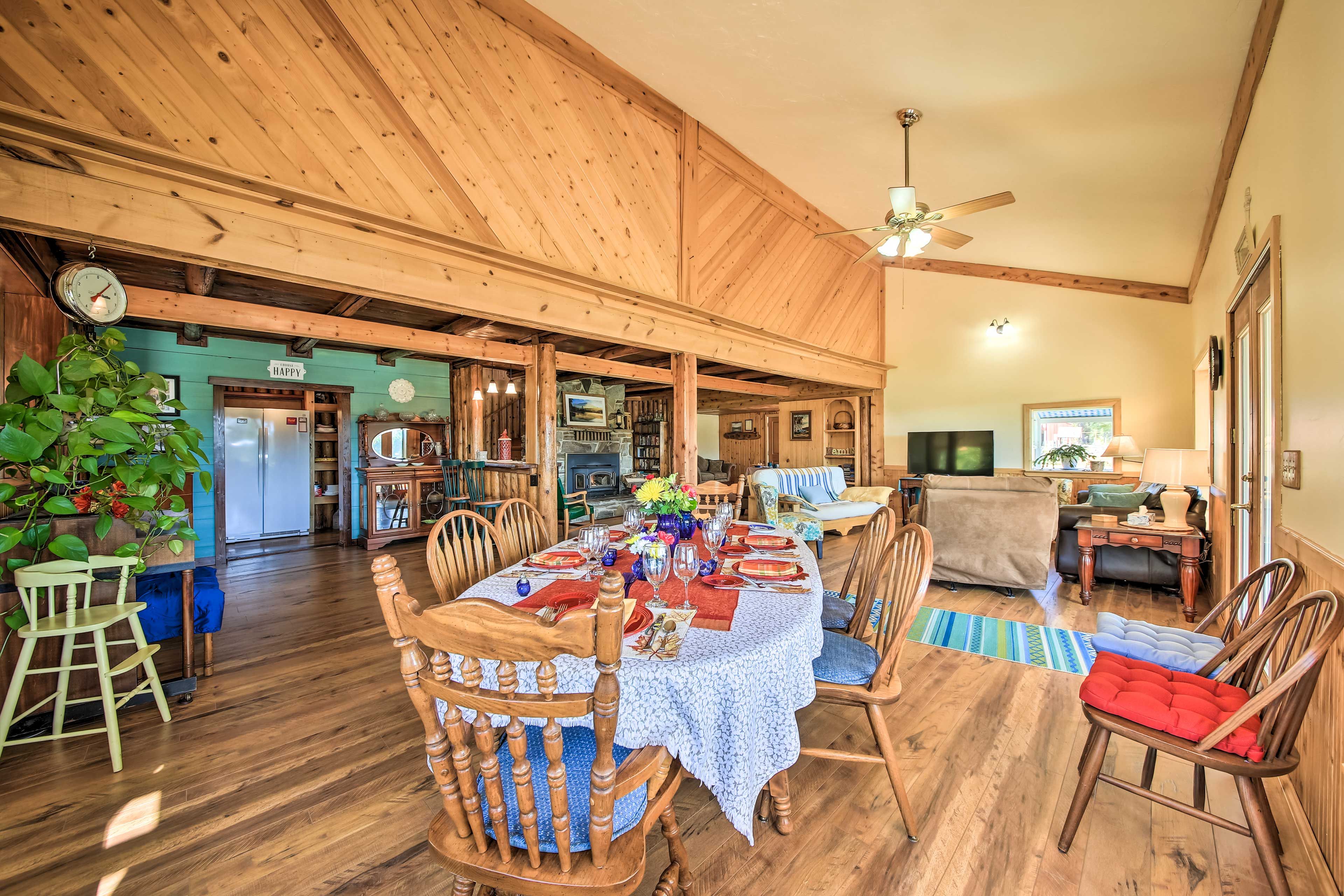 Dining Area | Living Room | Cable TV