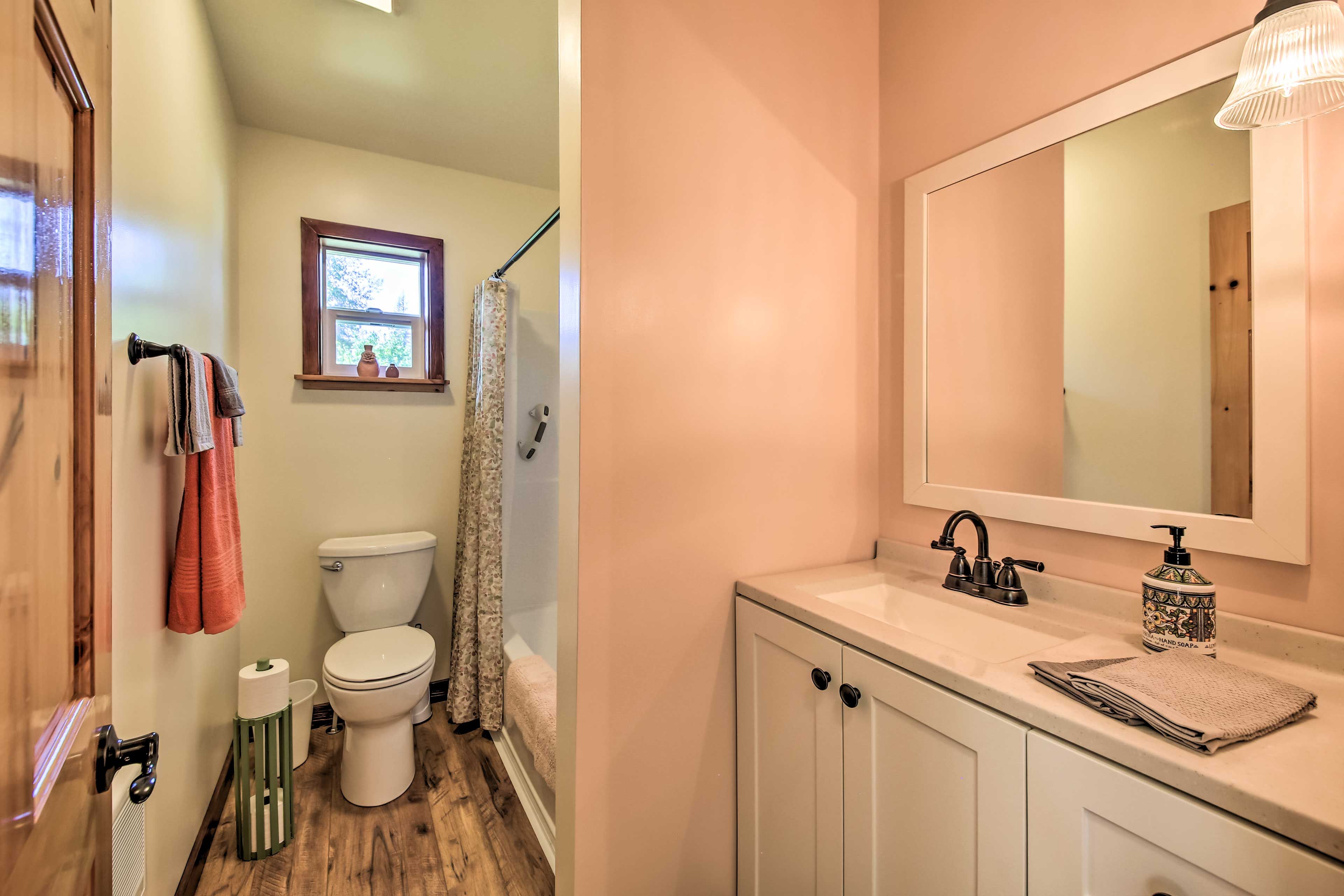 Full Bathroom | Towels Provided