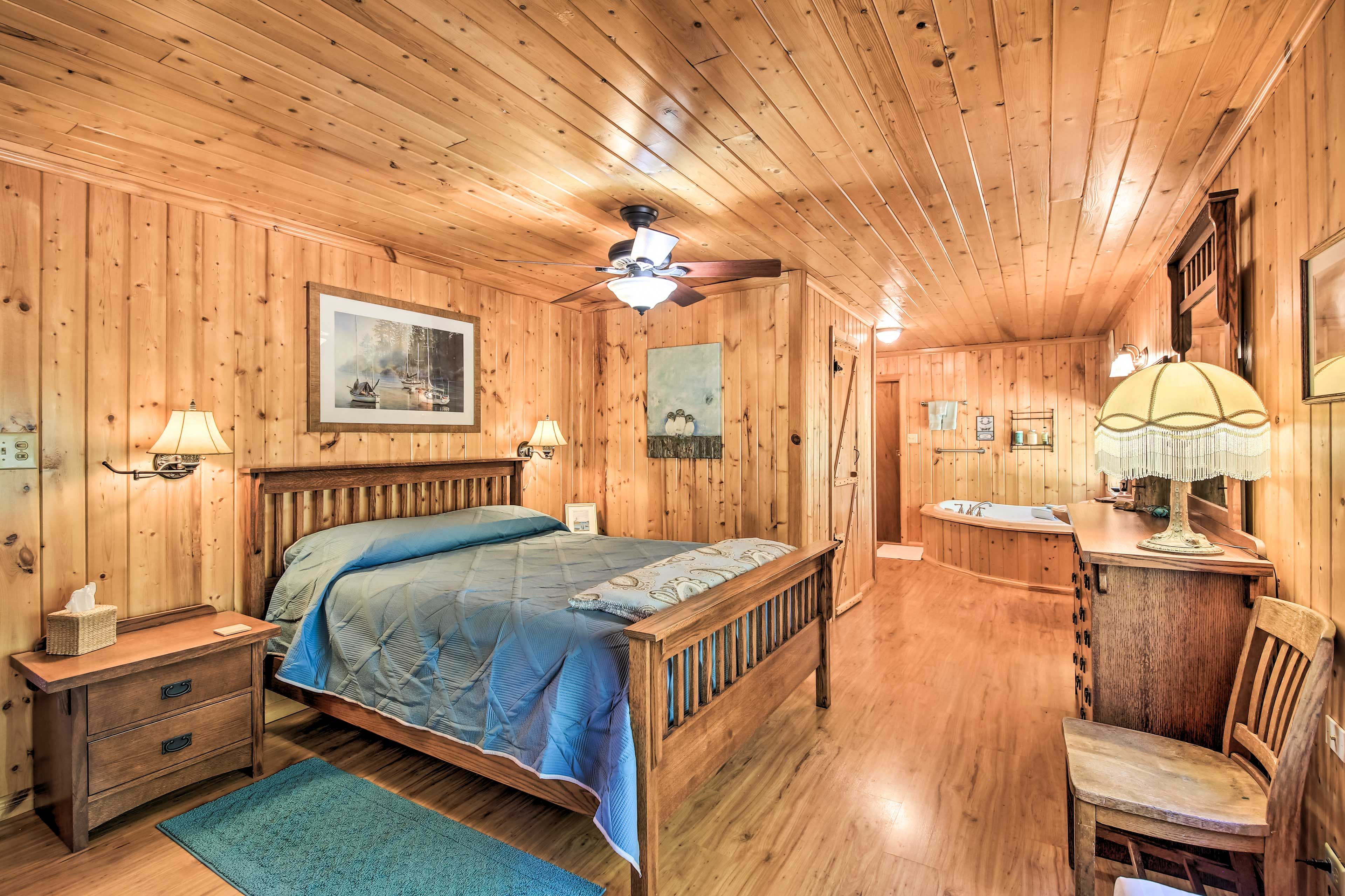 Bedroom 4 (Bedroom Suite) | Queen Bed | 1st Floor