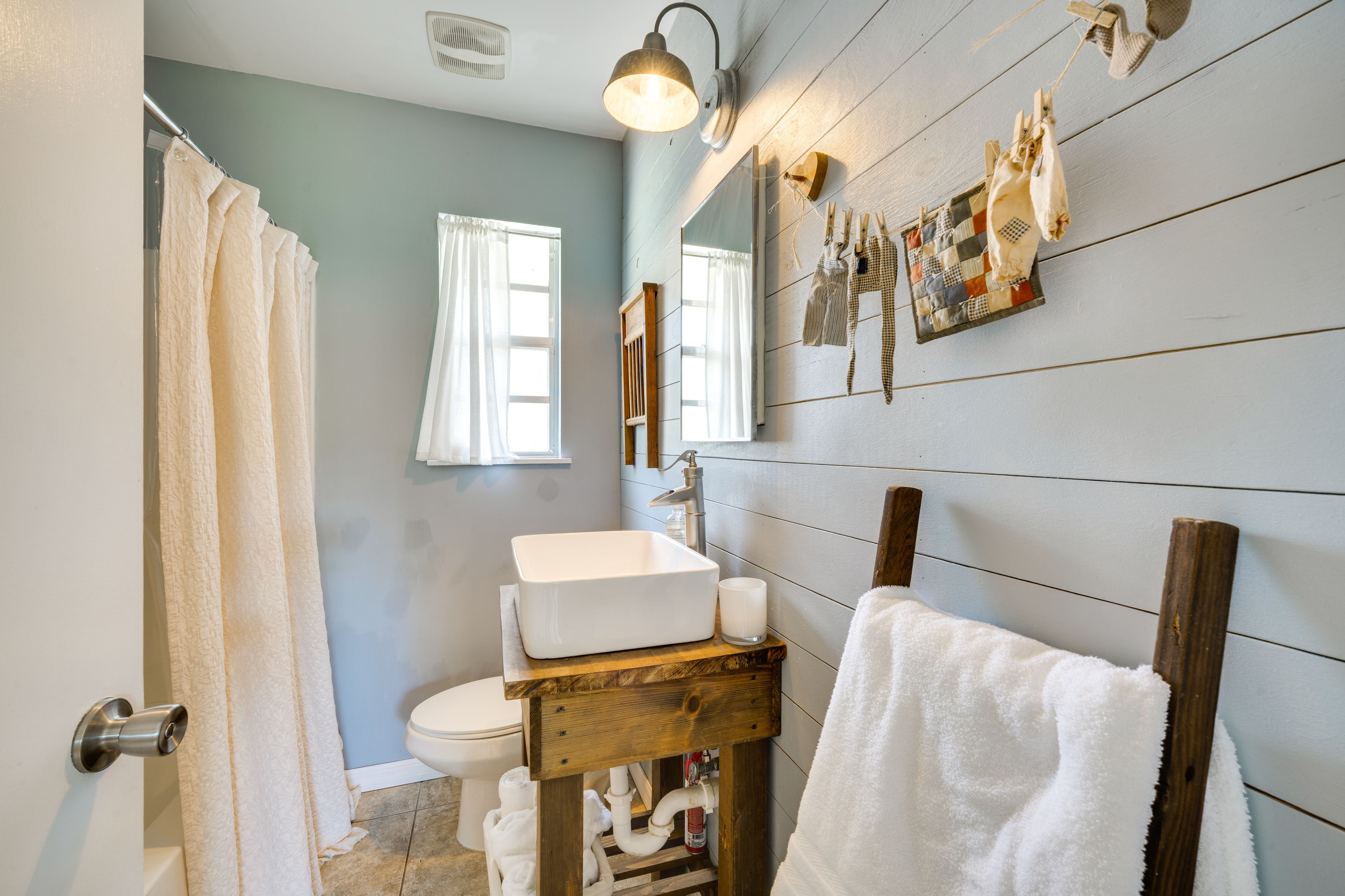 Full Bathroom | Main Level | Complimentary Toiletries