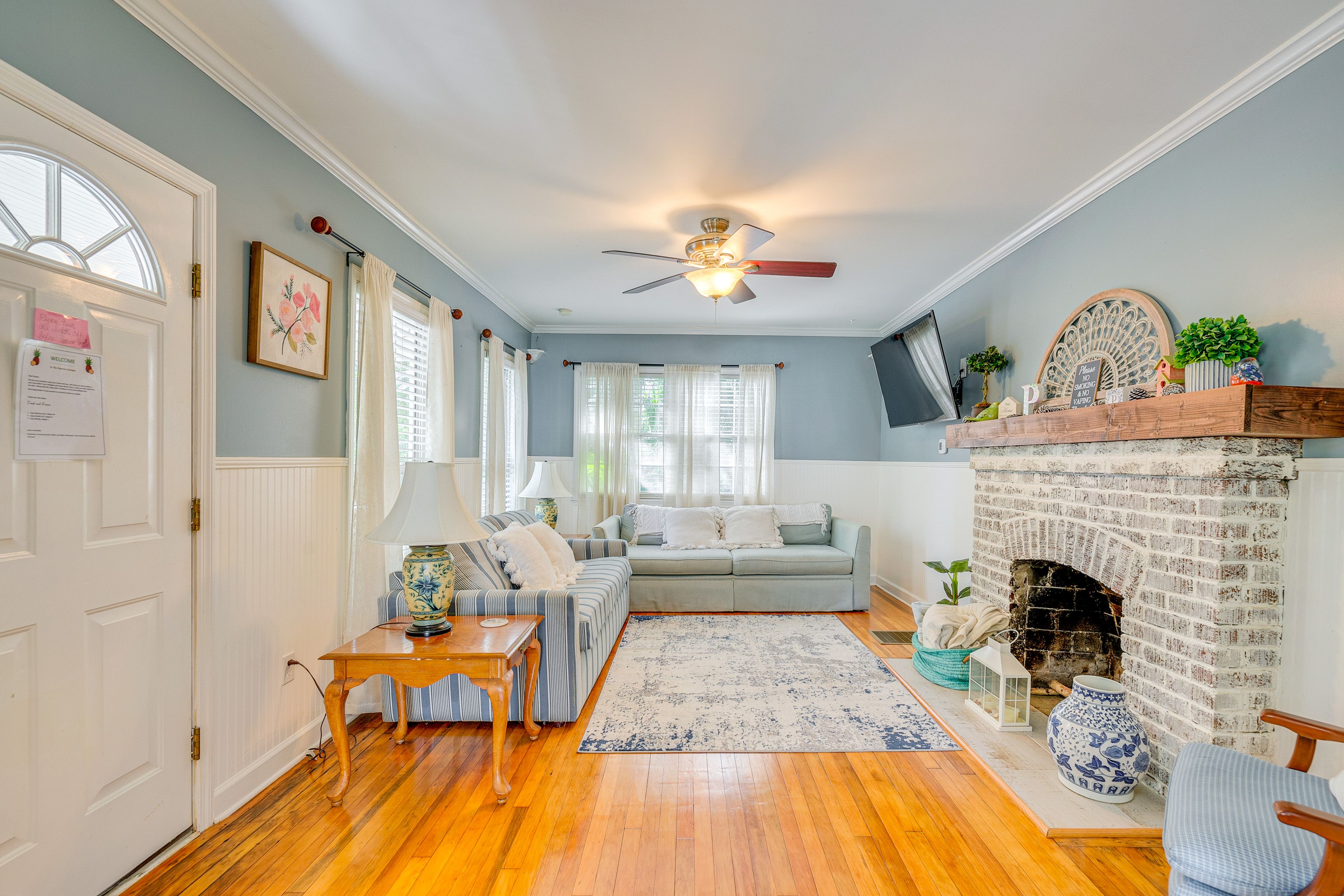 Living Room | 2 Queen Sleeper Sofas | Smart TV | Free WiFi